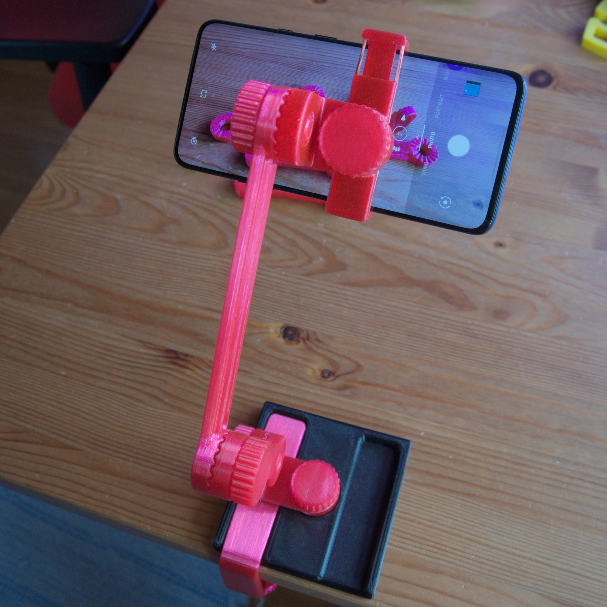 Kännykkäteline pöytään