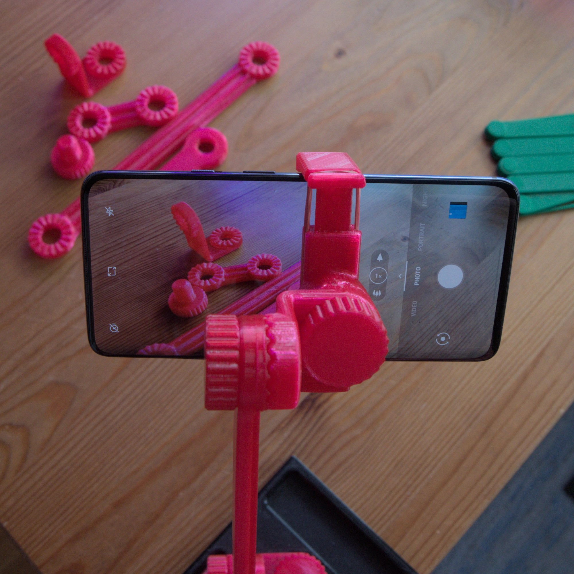 Kännykkäteline pöytään