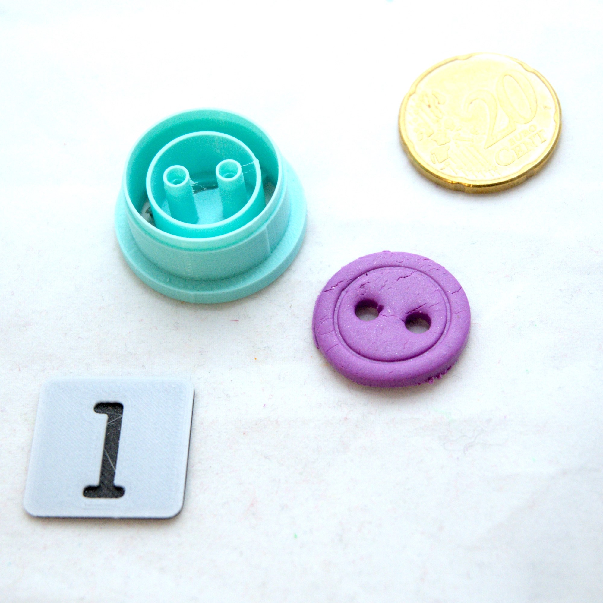 Pyöreä nappi urakuviolla