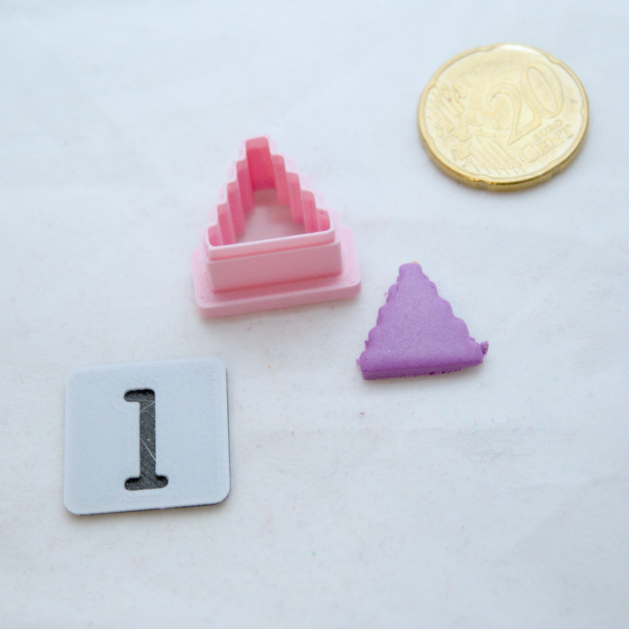 Pyramidi askartelumassaleikkuri