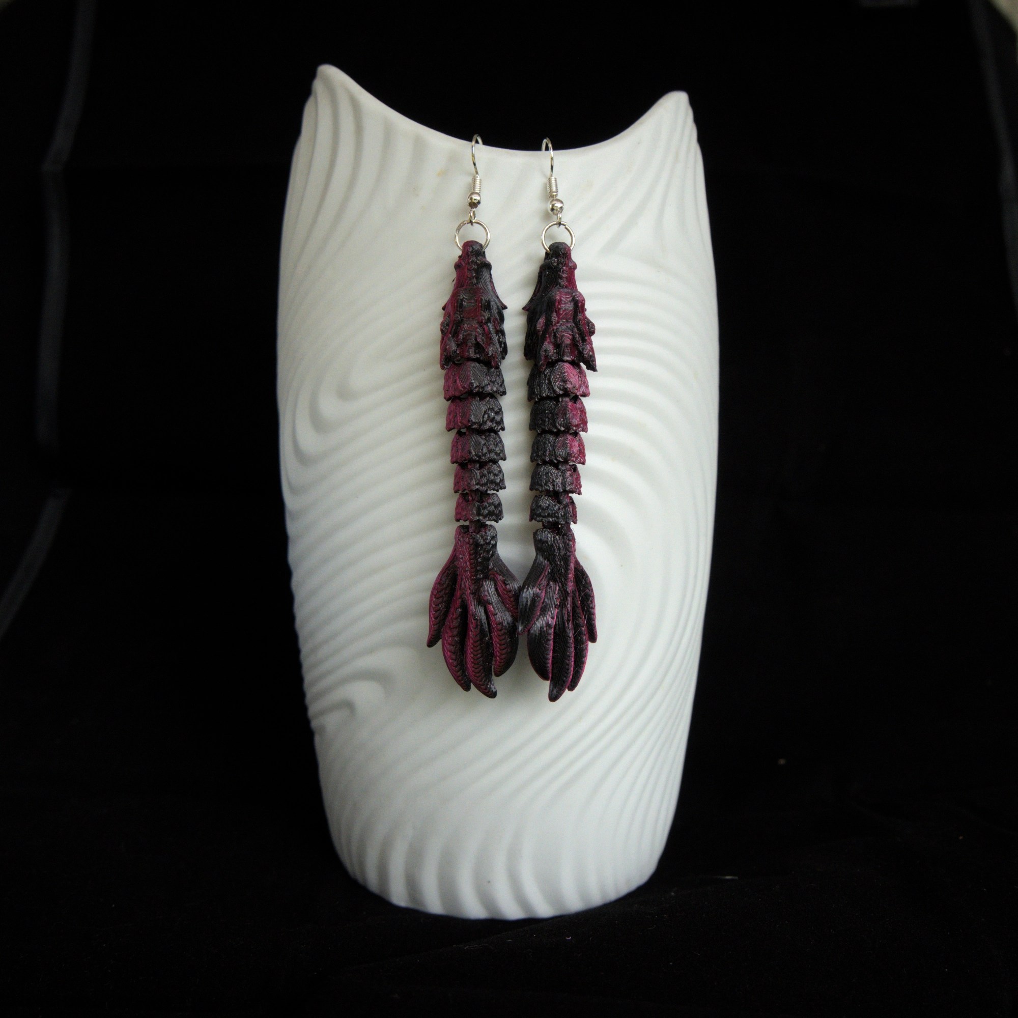 mustapunainen lohikäärmekorvakorupari