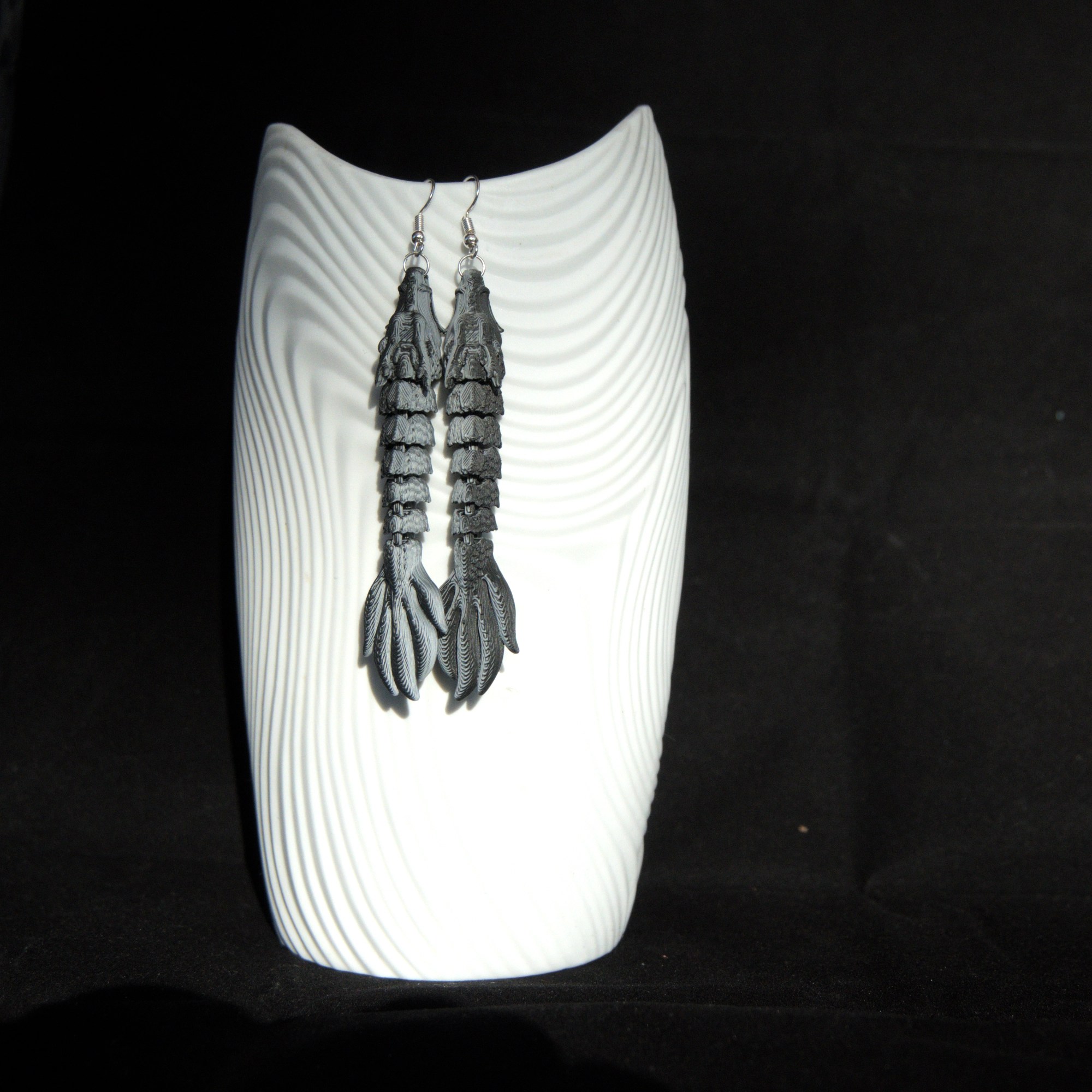 mustavalkea lohikäärmekorvakorupari