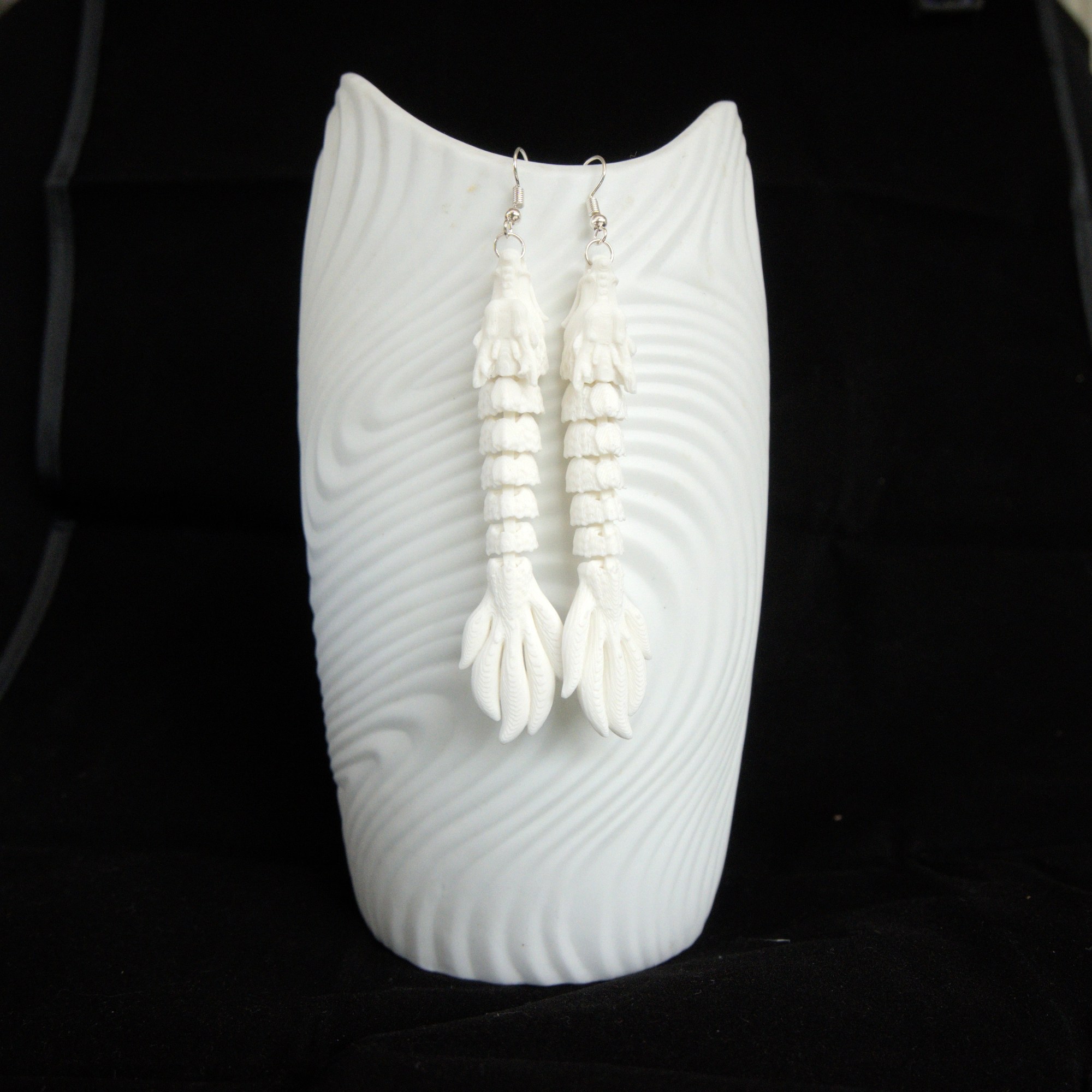 valkoinen lohikäärmekorvakorupari