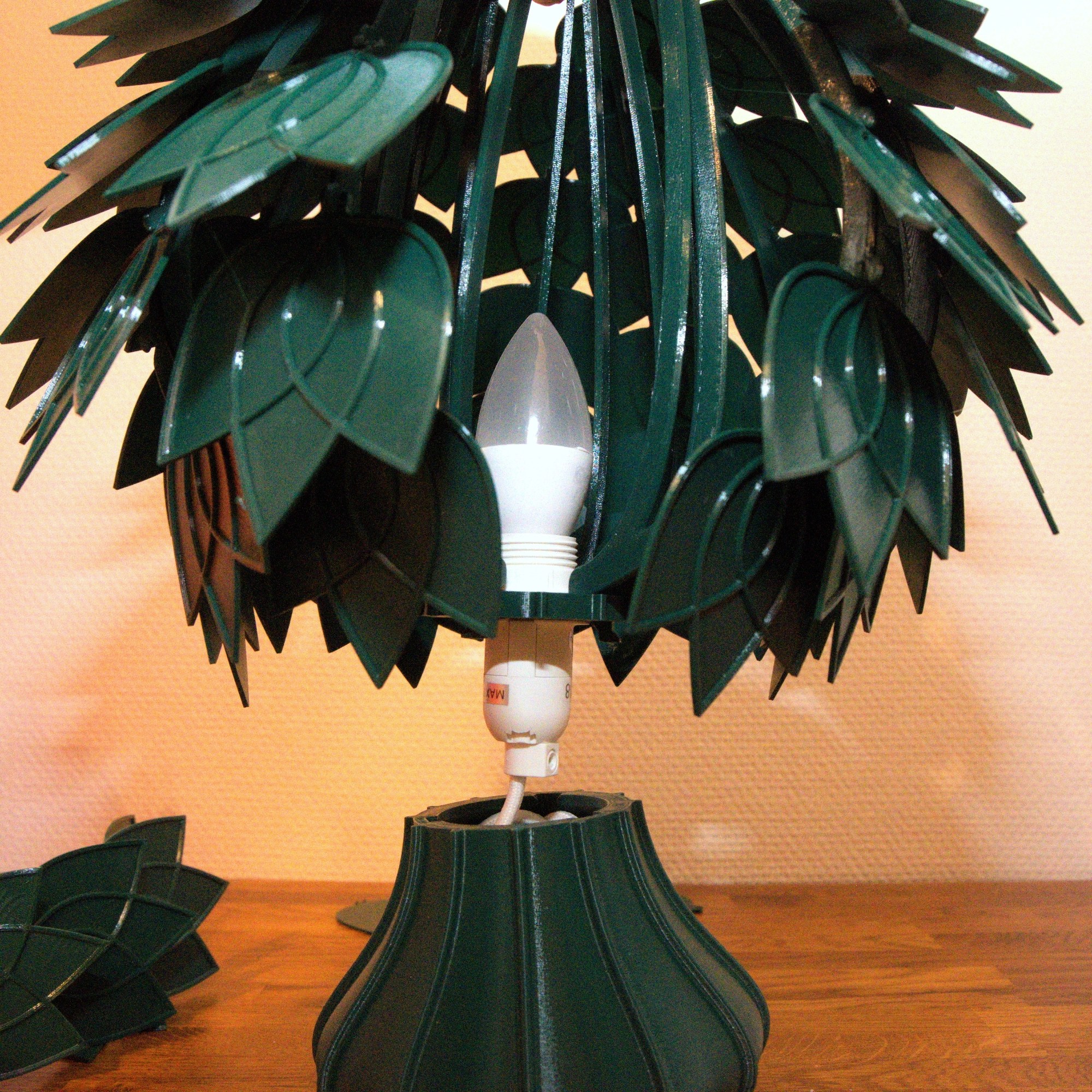 Kolmilehtipöytävalaisin