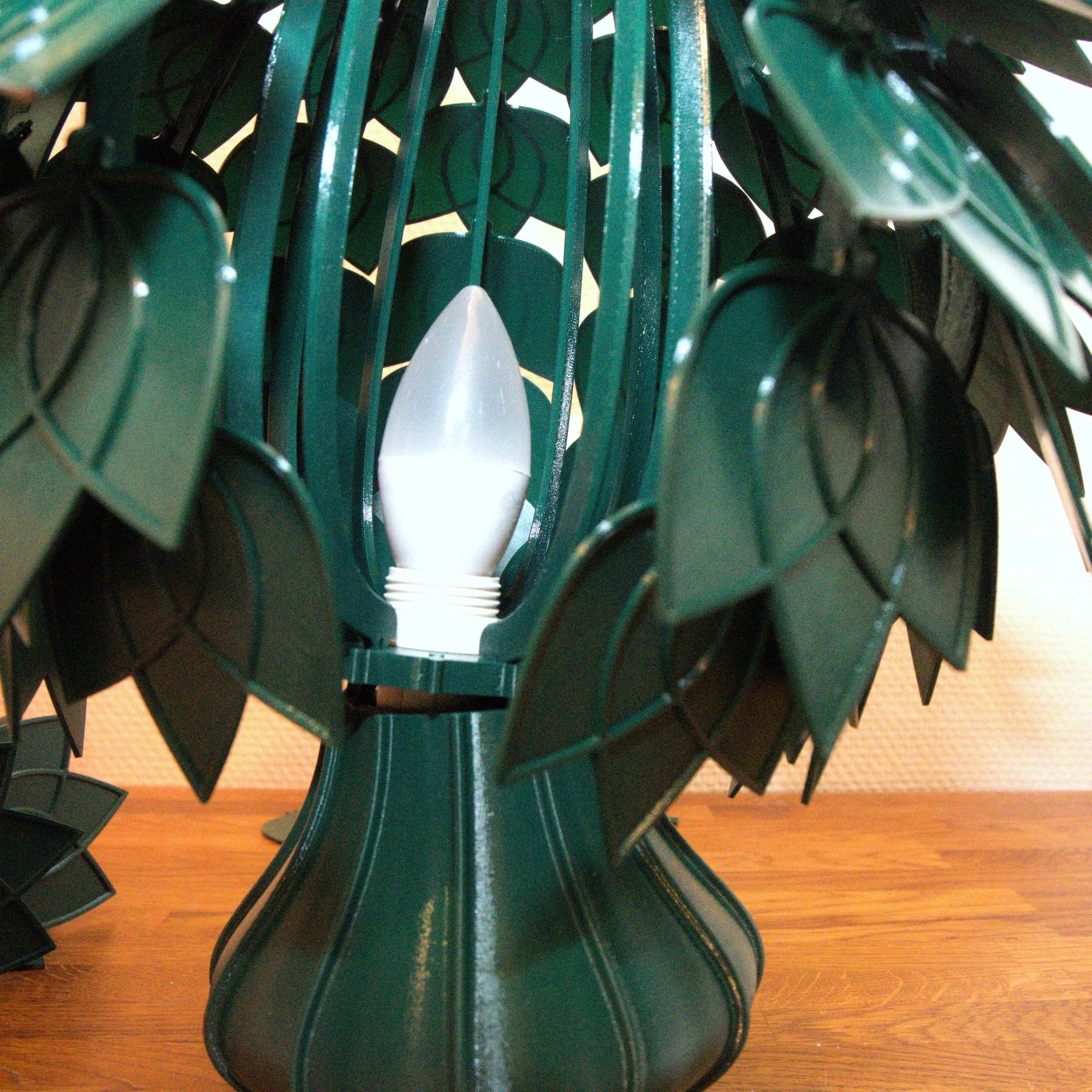 Kolmilehtipöytävalaisin