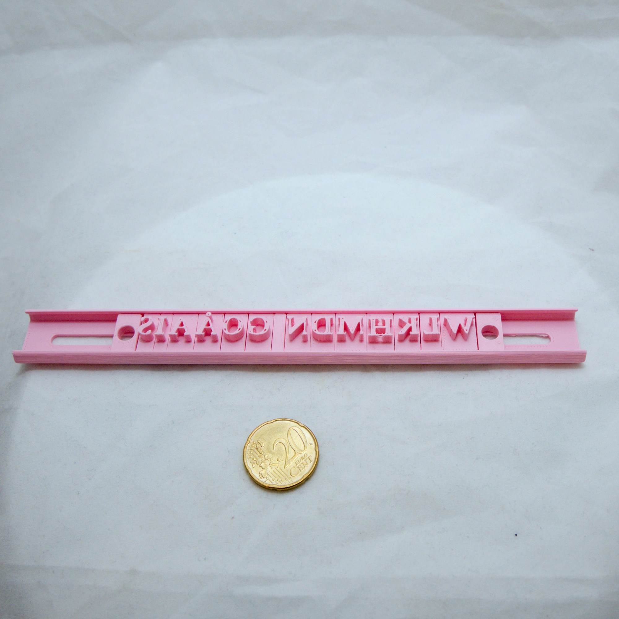 Litteä kirjainleimasin Serif (isot kirjaimet)