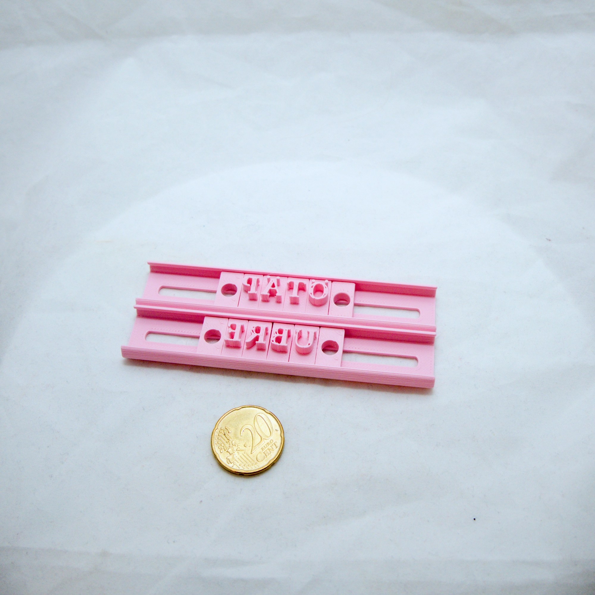 Litteä kirjainleimasin Serif (isot kirjaimet)