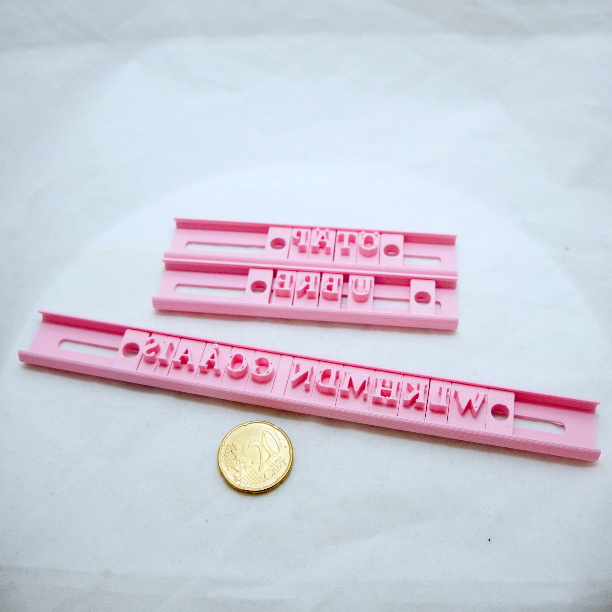 Litteä kirjainleimasin Serif (isot kirjaimet)