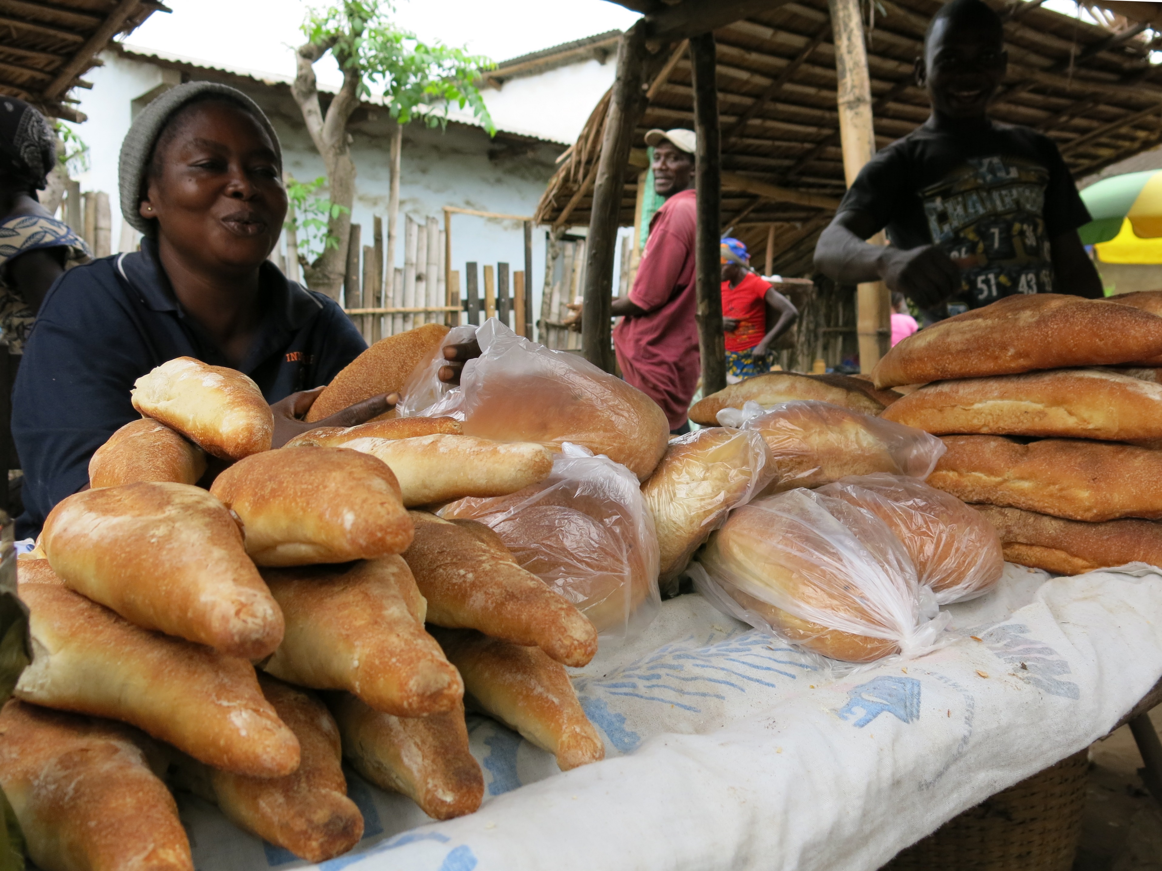 Auch das Getreide für das Backen von Brot wird oft importiert. Die klassische Ernte der Landwirte besteht jedoch aus Erdnüssen, Maniok und Mais