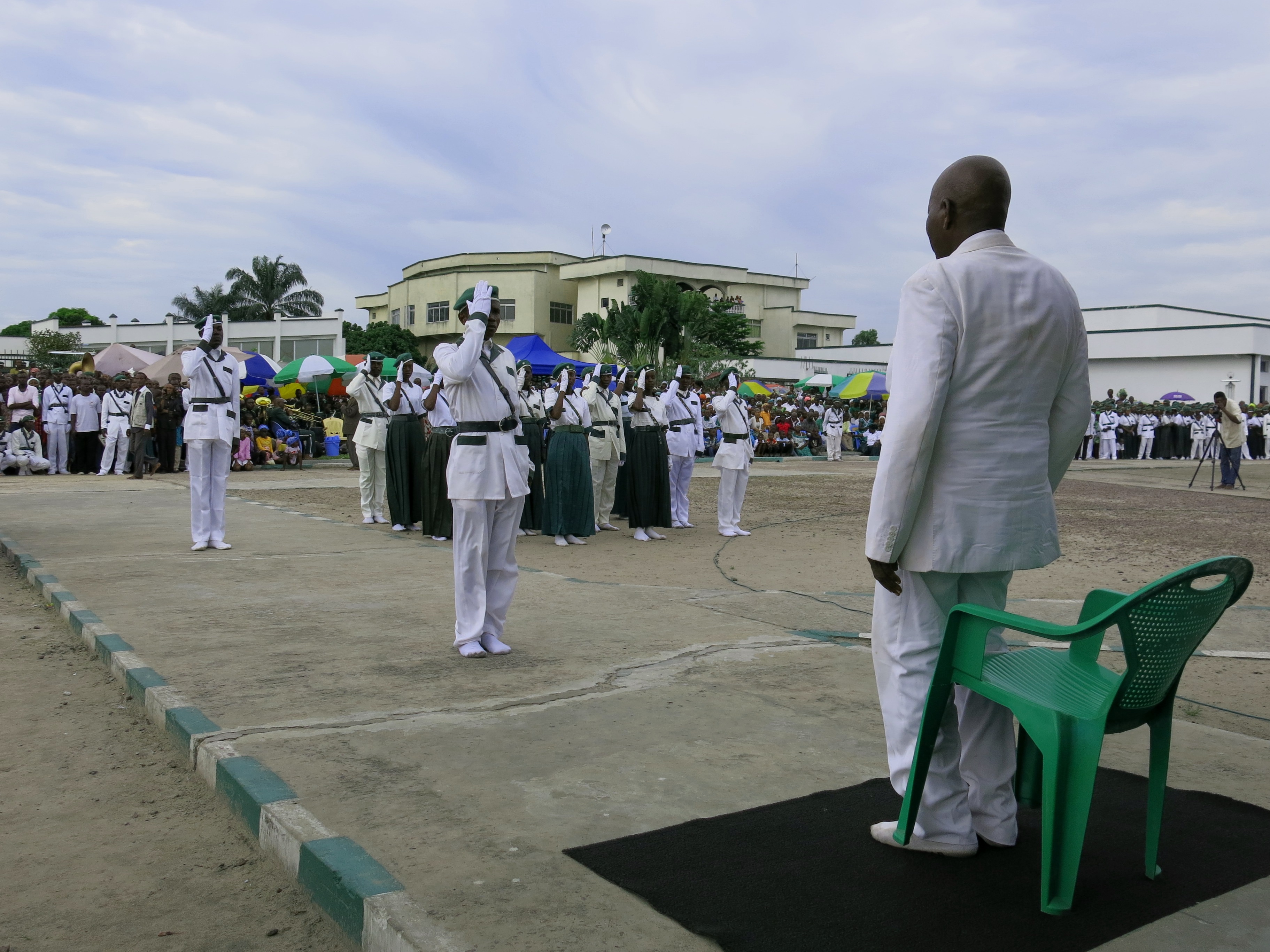Fast schon Knochenarbeit: Drei Stunden lang muss der Repräsentant in Kinshasa immer wieder aufstehen, als die salutierenden Massen an ihm vorbeiziehen