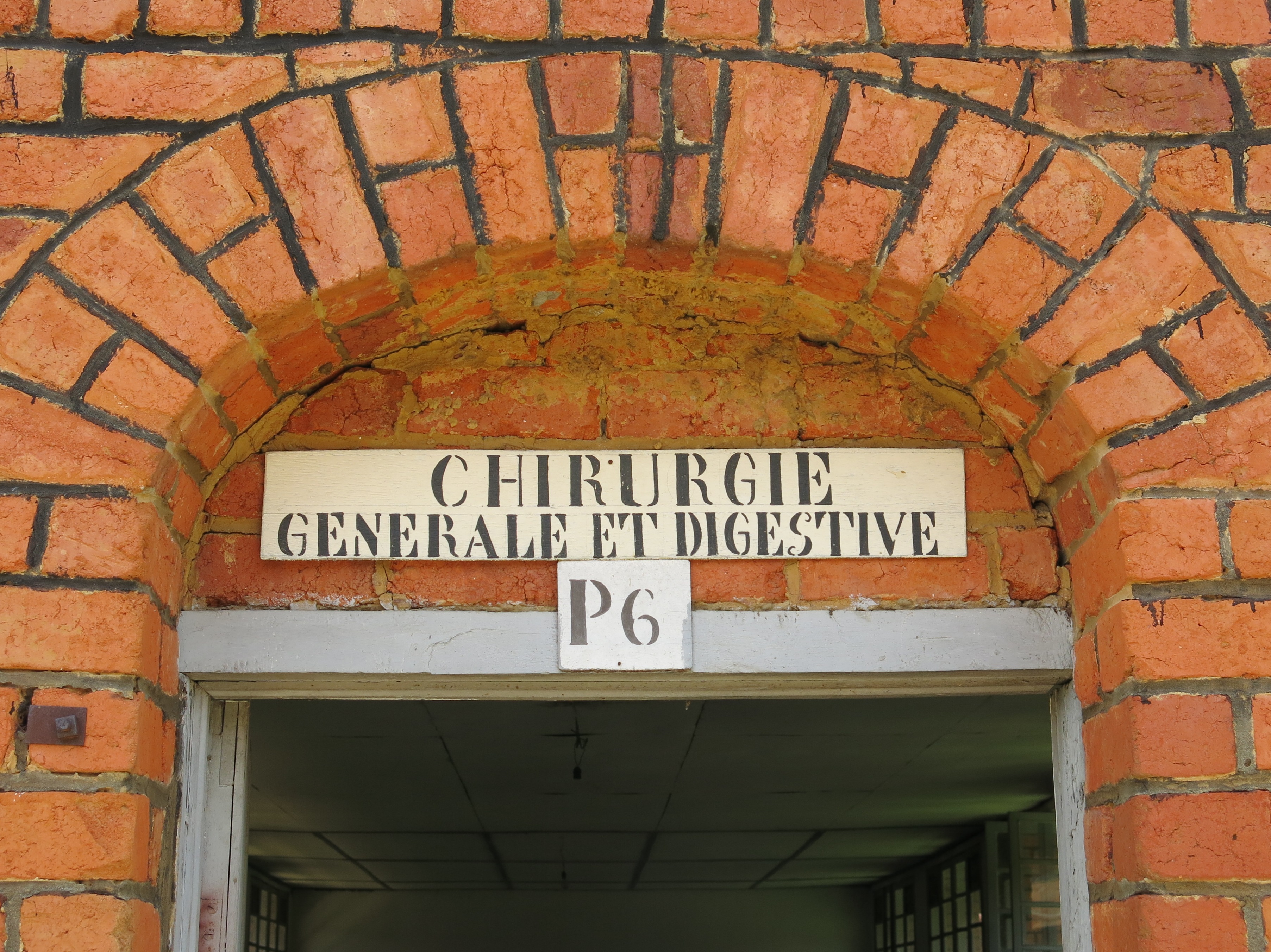 In einem der Backsteinhäuser ist die Chirurgie des 90 Jahre alten Krankenhauses