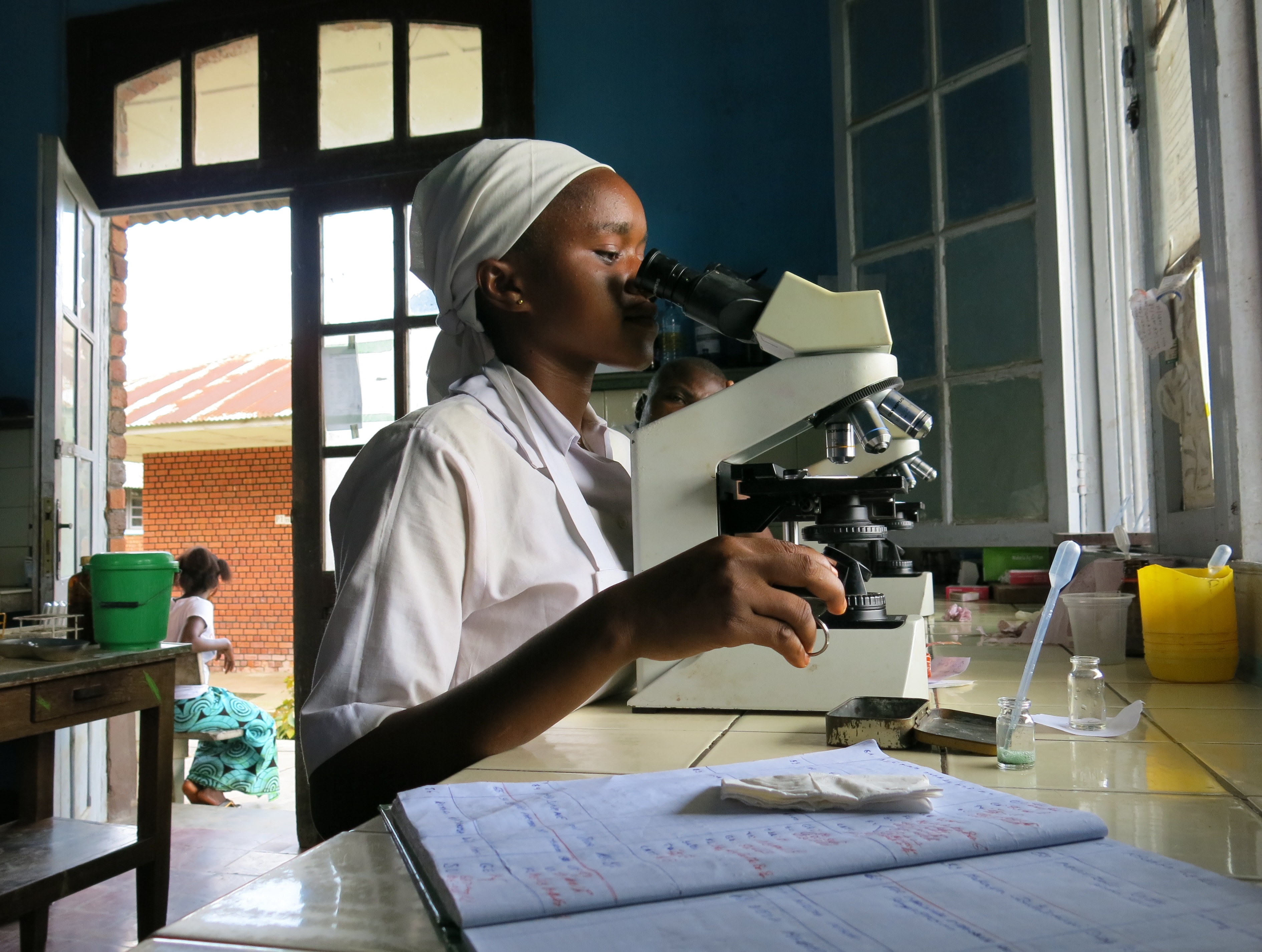 Im Labor des Krankenhauses wird das Blut der Patienten nach Krankheitserregern untersucht