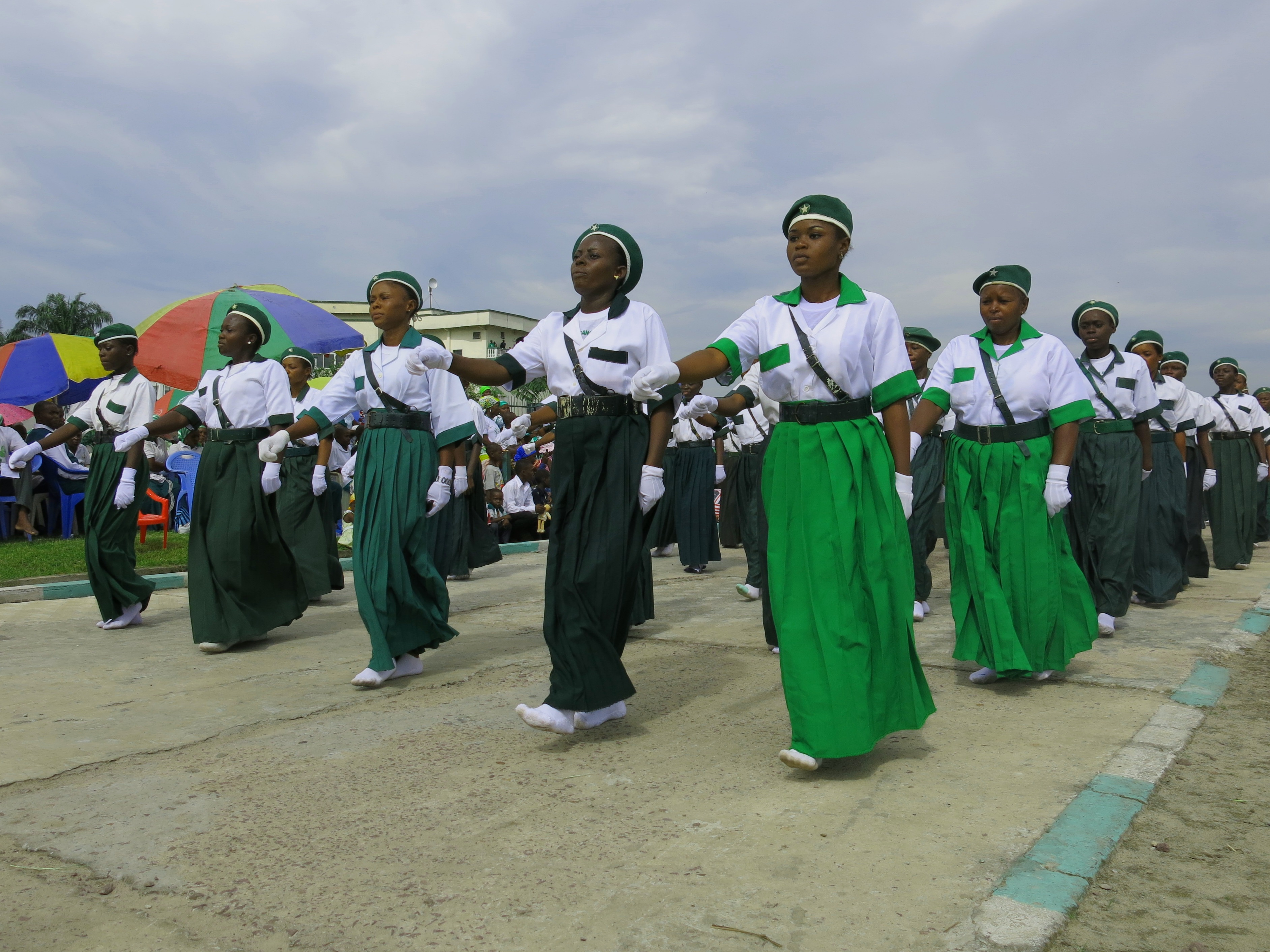Bei der Farbgebung der Uniformen haben sich die Kimbanguisten von der Heilsarmee inspirieren lassen