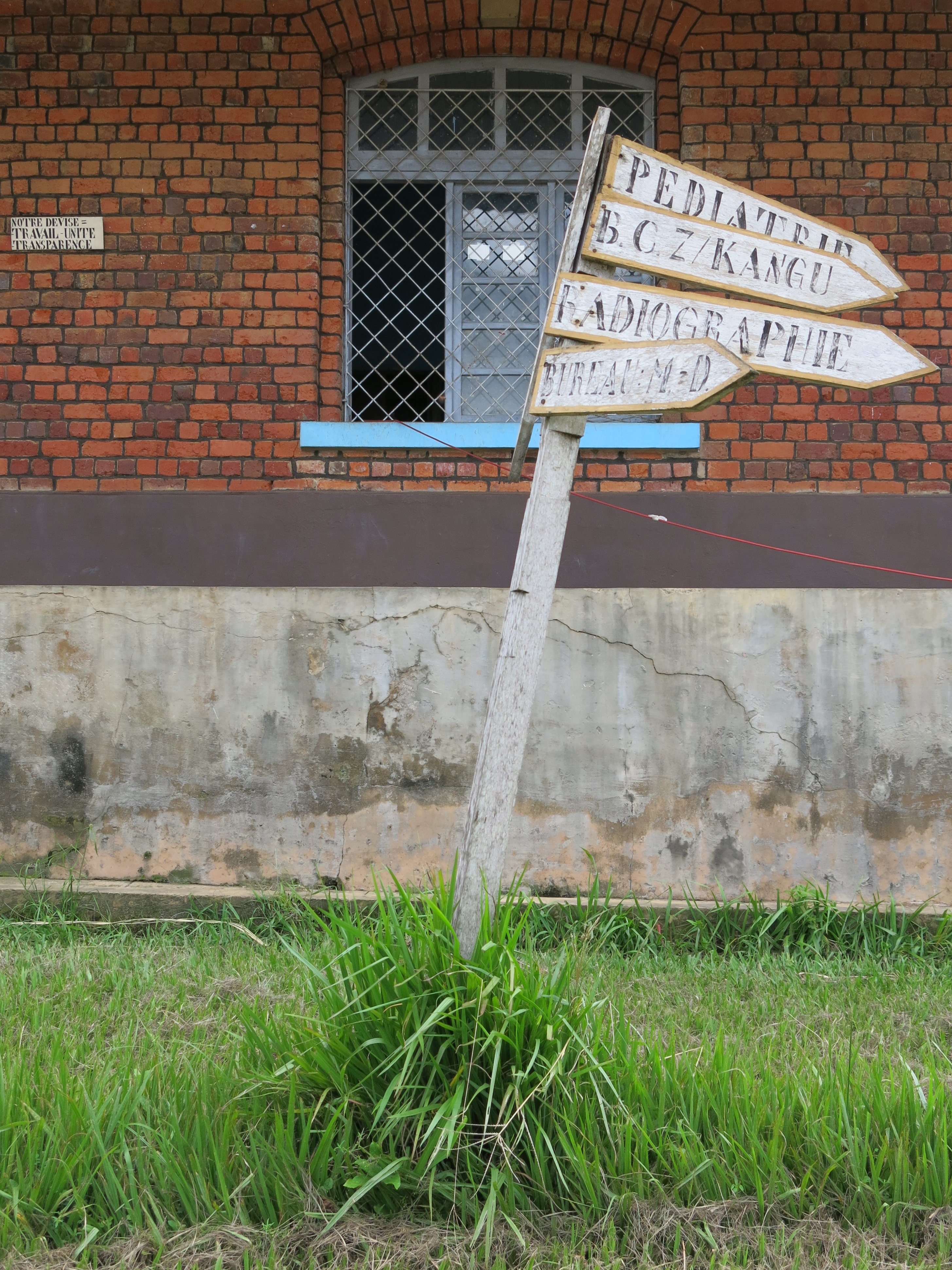 Ein Wegweiser zeigt den Patienten und Besuchern den Weg zu einem Dutzend Backsteinhäusern