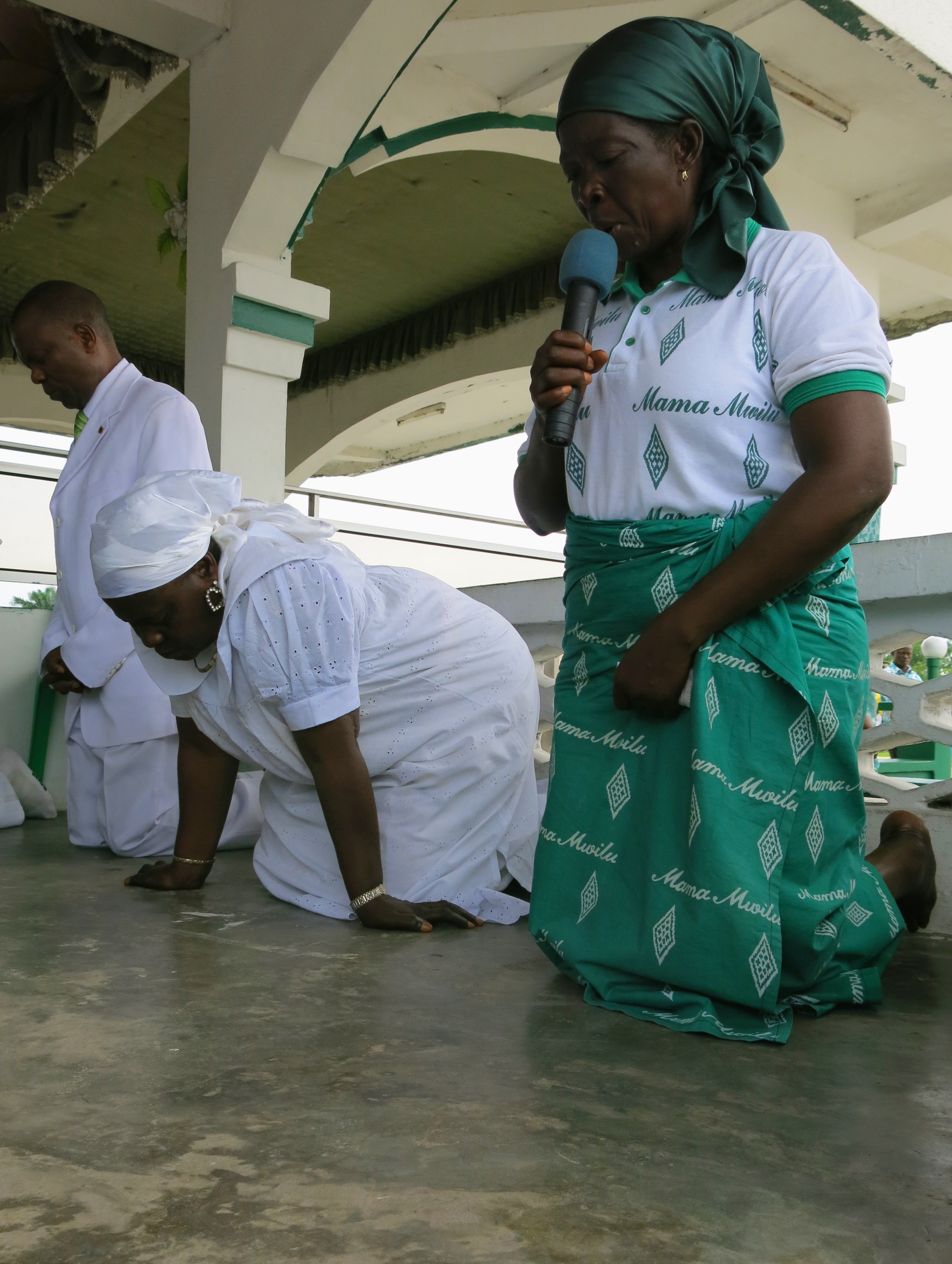 Die Worte der Vorbeterin hallen mittels eines Mikrophons über das gesamte Gelände