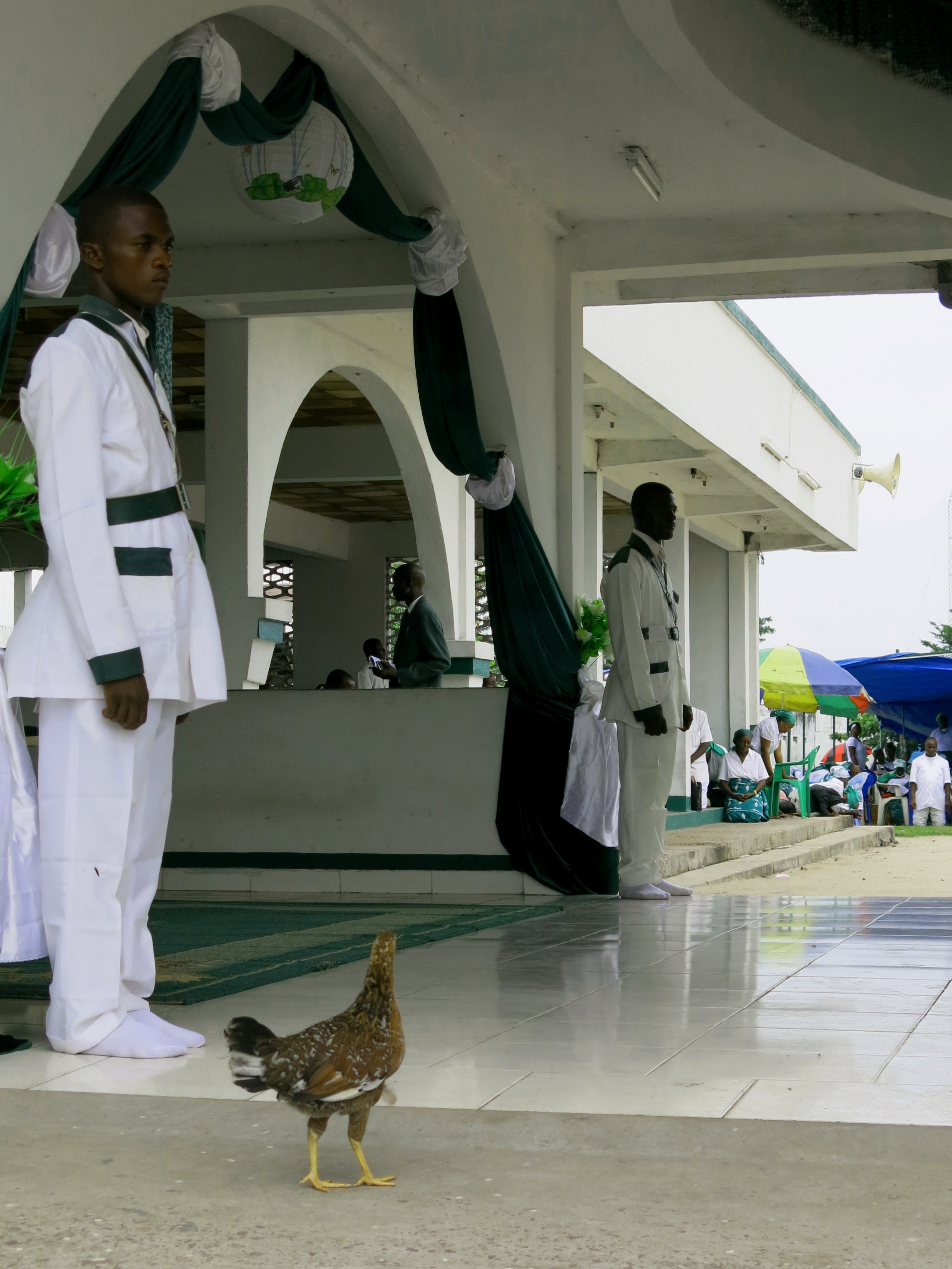 Vor dem Torbogen des Altars wachen zwei Uniformierte - allerdings nicht acht Stunden lang, sondern abwechselnd