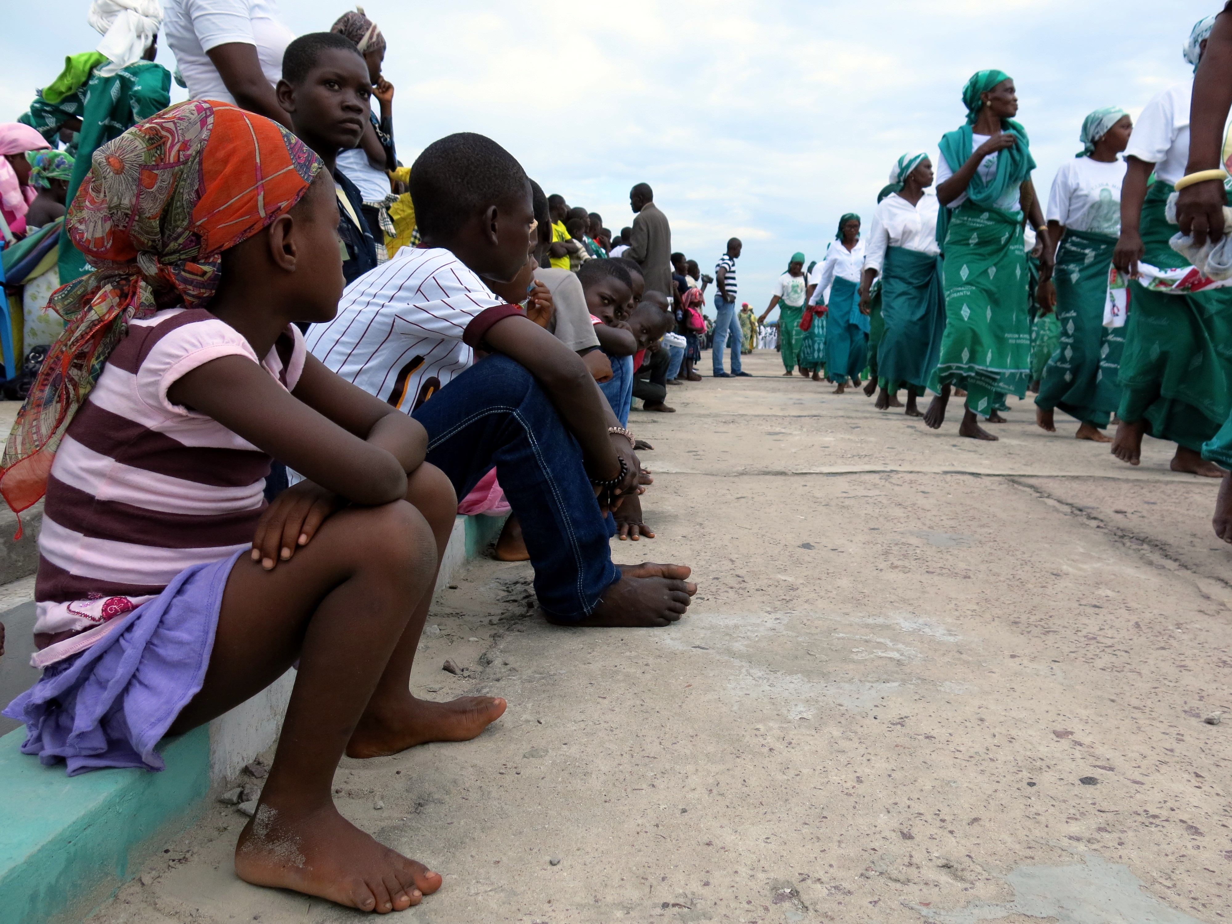 Selbsterklärend (Kinder, die der Parade folgen)