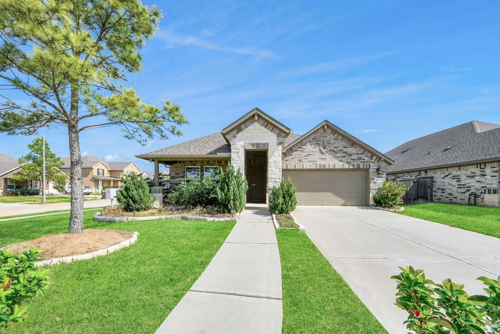 Katy home for sale with open living area and large windows