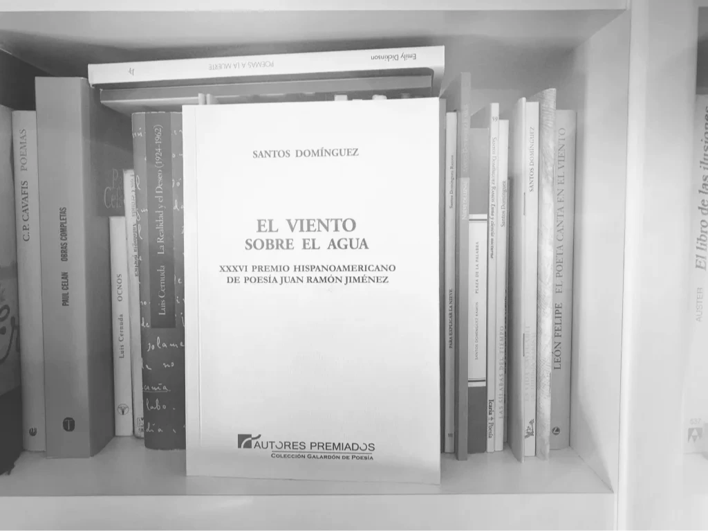 Portada de El viento sobre el agua de Santos Domínguez, poesía como acto de resistencia