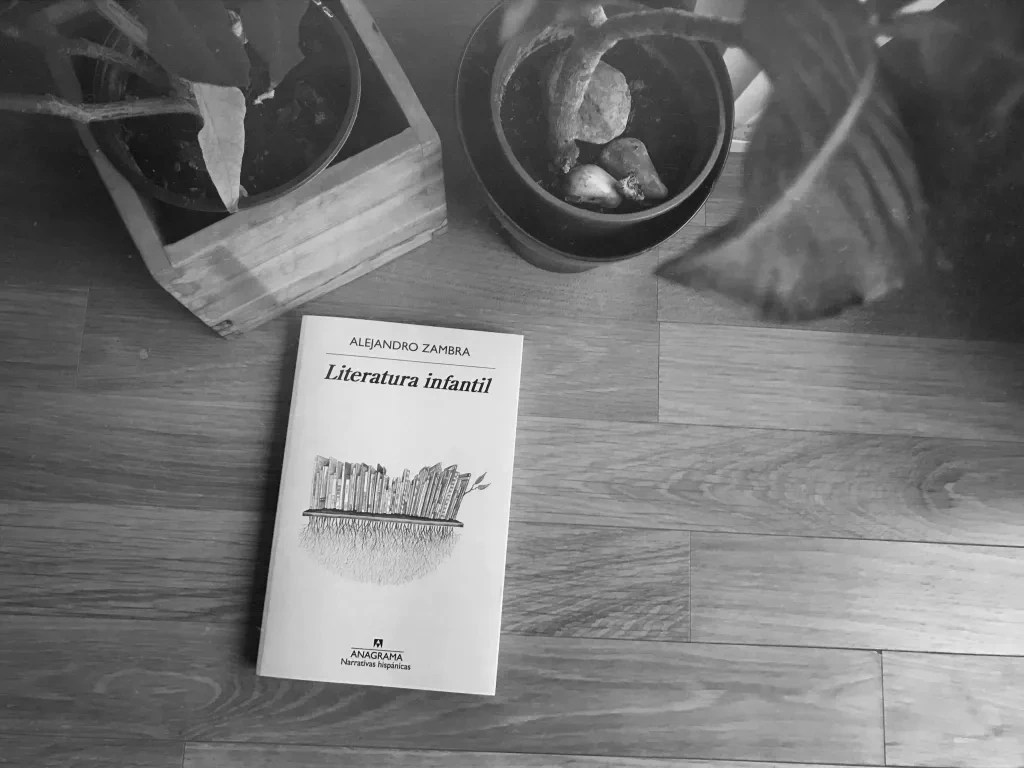 Portada de Literatura infantil de Alejandro Zambra, libro sobre la lectura y la memoria