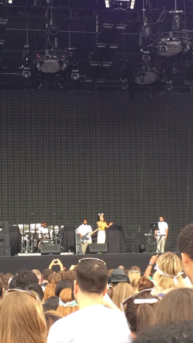 Jhene Akio Performing