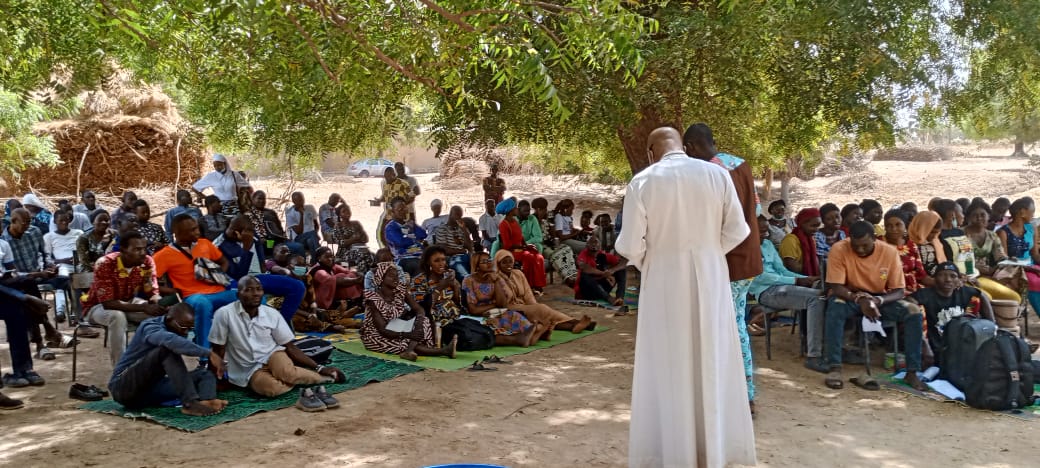 		<!-- Start Foller WordPress Plugin -->
		<div id="mdp-foller-global"
		     class="mdp-foller-box mdp-position-before-title mdp-type-counter mdp-style-round-fill mdp-layout-row-right mdp-foller-initial-bounce mdp-foller-hover-particles">
			<div>
									<div class="mdp-foller-description">
						<h5><span style="color: #ff6600;font-size: 10pt">Journal Missions  sur les réseaux sociaux</span></h5>					</div>
								<div class="mdp-foller-buttons">
					<p>
																			
							<a class="mdp-foller-item mdp-foller-facebook mdp-icon-square"
							   href="https://www.facebook.com/JournalMissions/"
							   target="_blank"
							   rel="noopener"
							   aria-label="Facebook">
                            <span class="mdp-foller-button">
	                        		                        <i class="mdp-foller-icon foller-icon-facebook-square"></i>
	                        
	                            
	                            		                            <span class="mdp-foller-counter"></span>
	                            
	                                                        </span>
							</a>
													
							<a class="mdp-foller-item mdp-foller-twitter mdp-icon-filled"
							   href="https://twitter.com/JournalMissions"
							   target="_blank"
							   rel="noopener"
							   aria-label="Twitter">
                            <span class="mdp-foller-button">
	                        		                        <i class="mdp-foller-icon foller-icon-twitter-filled"></i>
	                        
	                            
	                            		                            <span class="mdp-foller-counter"></span>
	                            
	                                                        </span>
							</a>
																																																																																																																				</p>
				</div>
			</div>
		</div>
		<!-- End Foller WordPress Plugin -->
		SEGOU – La jeunesse paroissiale en marche vers Pâques