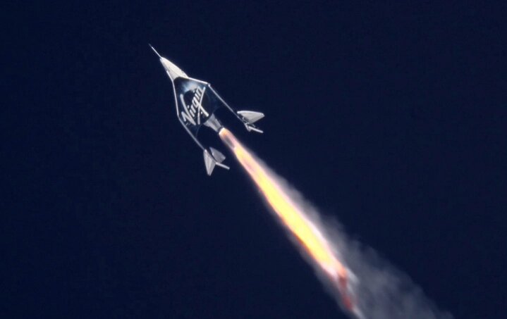 Virgin Galactic fija fecha para primer vuelo turístico con civiles de pago