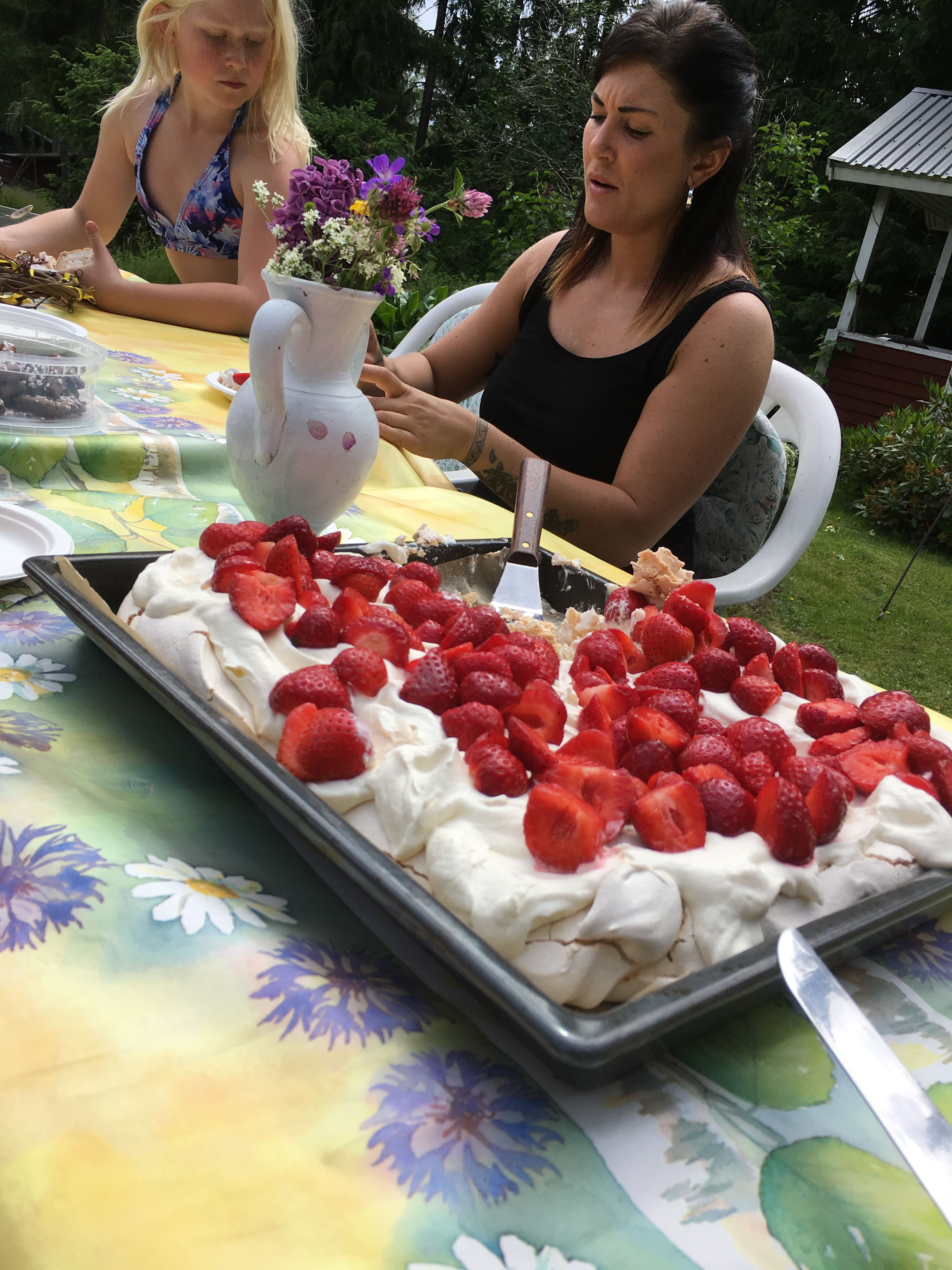 Jordgubbstårta ska det vara på Midsommar