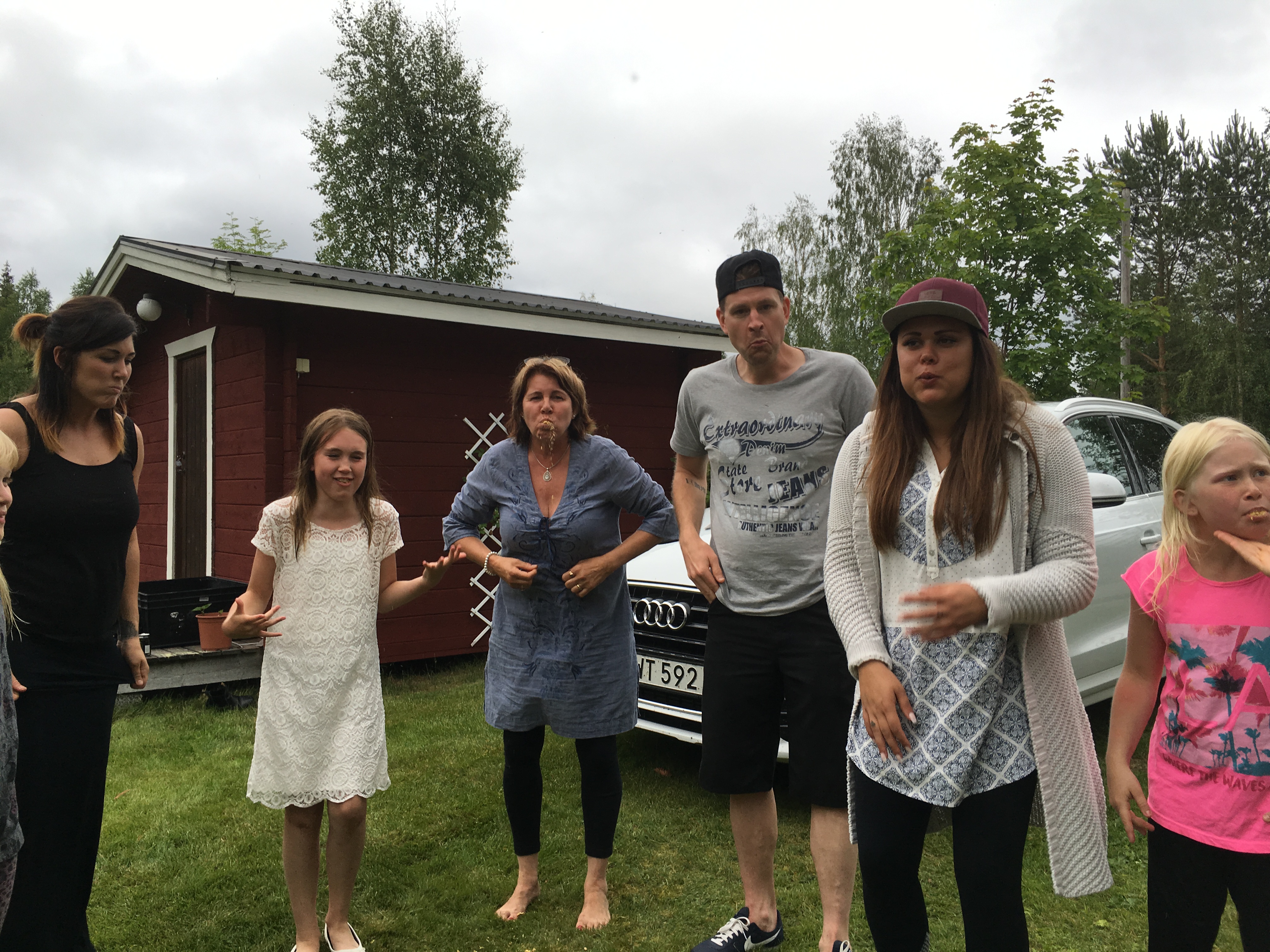 Vissla med munnen full av kex ;)