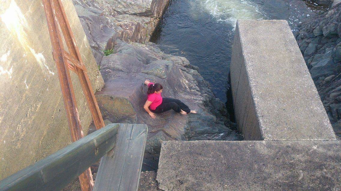 Letar efter en geocache vid Dubbsjö Vattentunnel