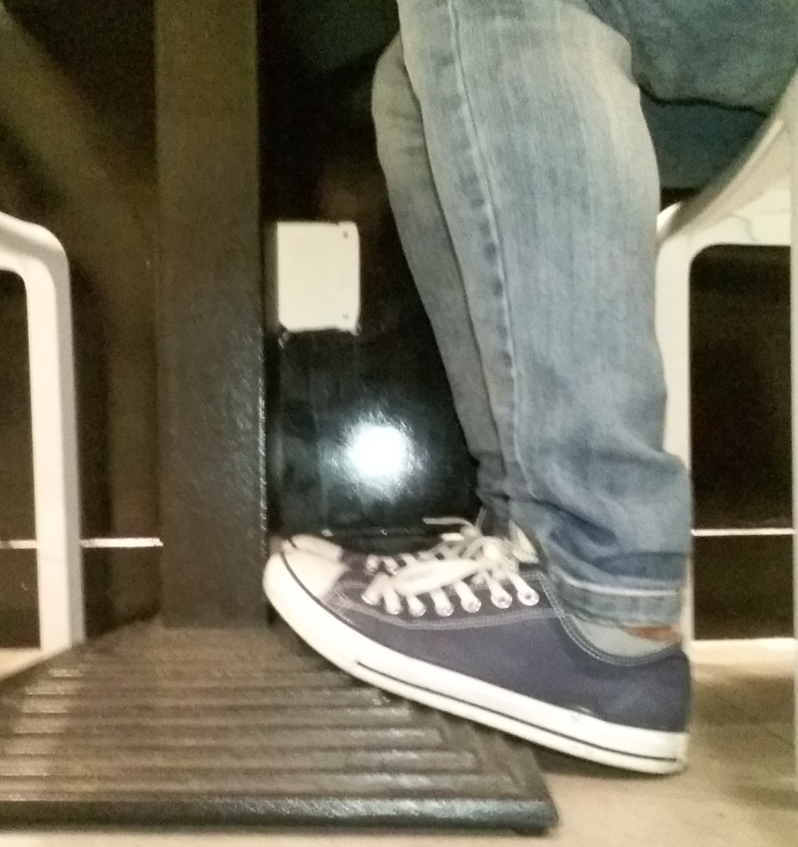 Puntas de los pies elevados.