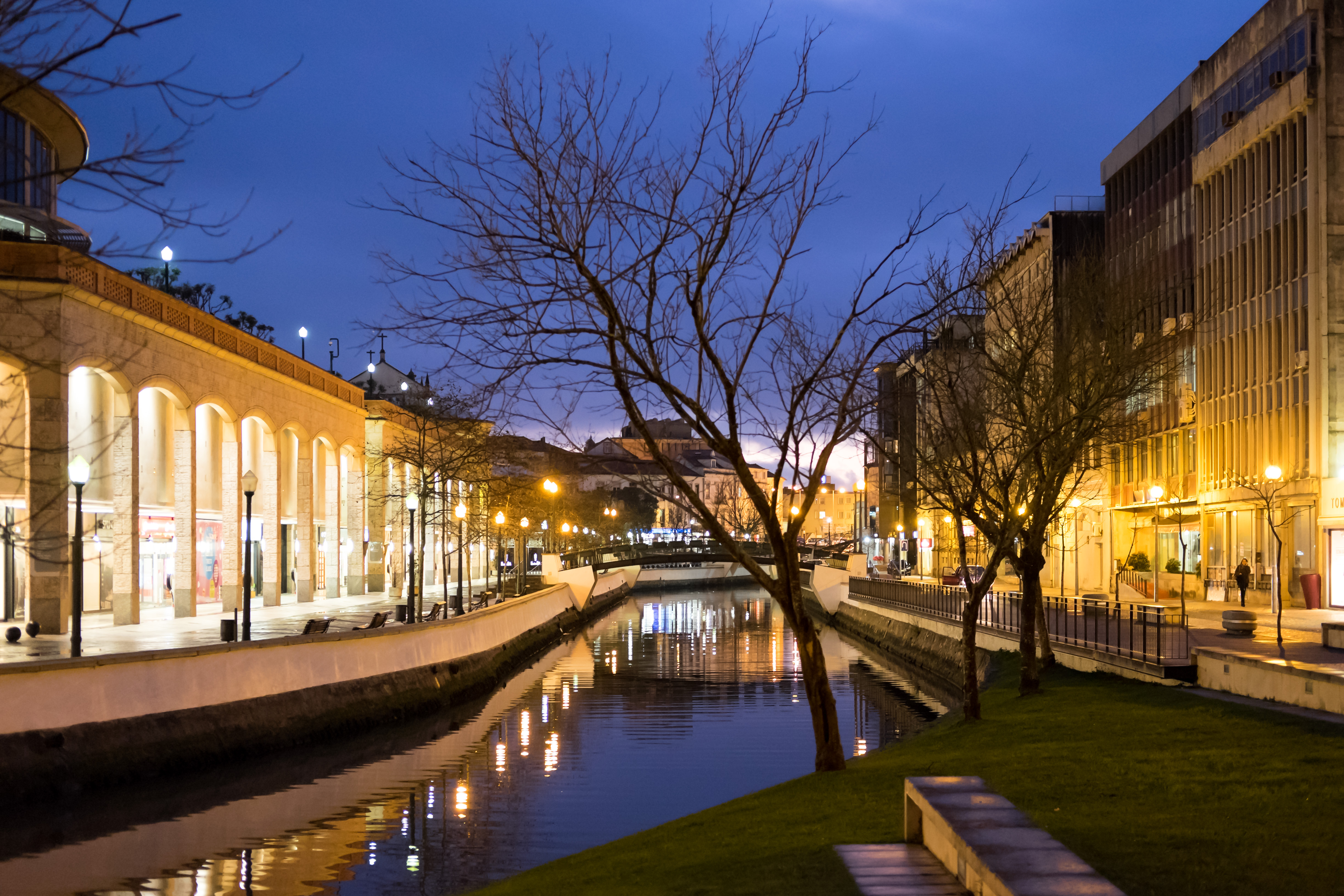 Proper cameras are much better in these low light situations (Aveiro, Portugal)