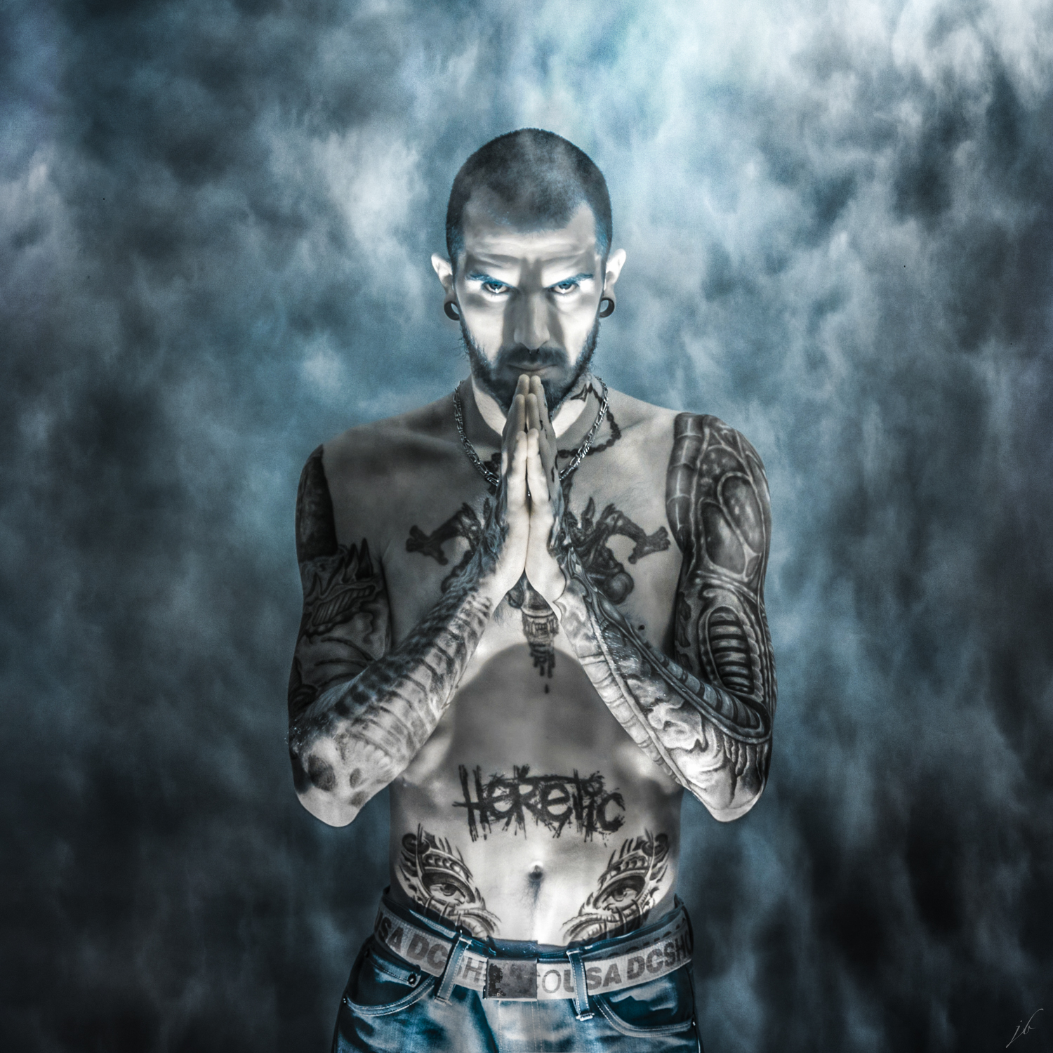 “Suis-je le seul a ressentir que le rythme funèbre du discours du prêtre induit une somnolence , un sens accru de l'absurde et une désagréable suspension de l'incrédulité , un laxatif qui nous vide de notre vitalité naturelle?" Ian Brady