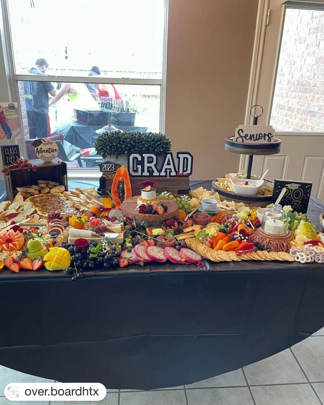 Awesome graduation party food table ideas