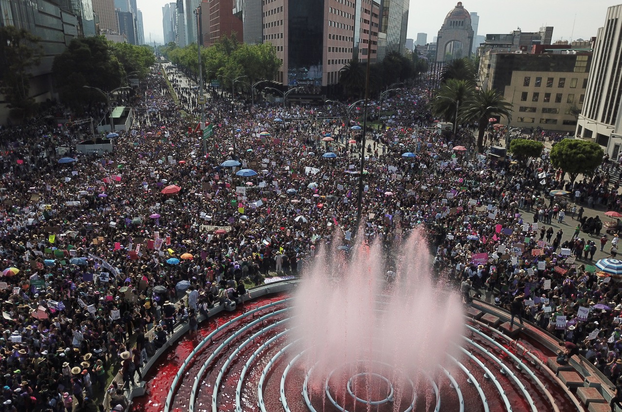 [Video] Fotos de la agencia Xinhua muestran la intensidad de la marcha en México por el Día Internacional de la Mujer