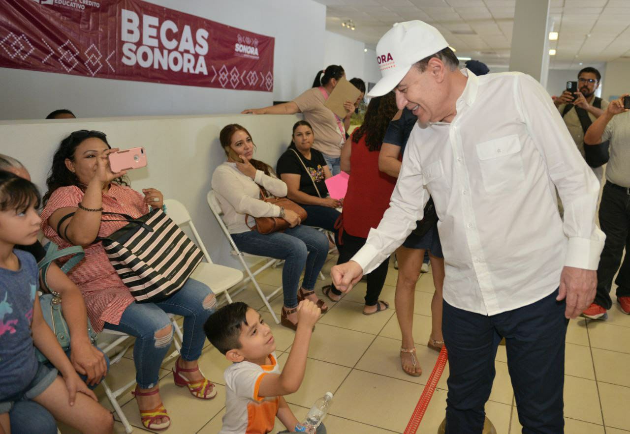 Alfonso Durazo entrega escrituras y becas y supervisa obra en SLRC