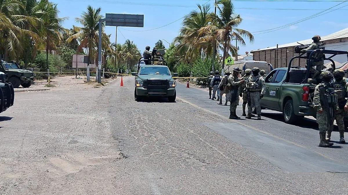 Security forces respond after an armed clash paralyzed Escuinapa's municipal seat, August 27, 2026