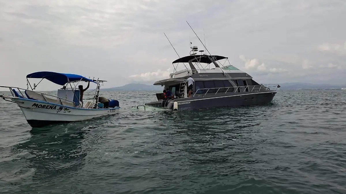 Rescatan a 12 personas tras hundimiento de yate en Puerto Vallarta (nota de Román Ortega en OEM-Informex)