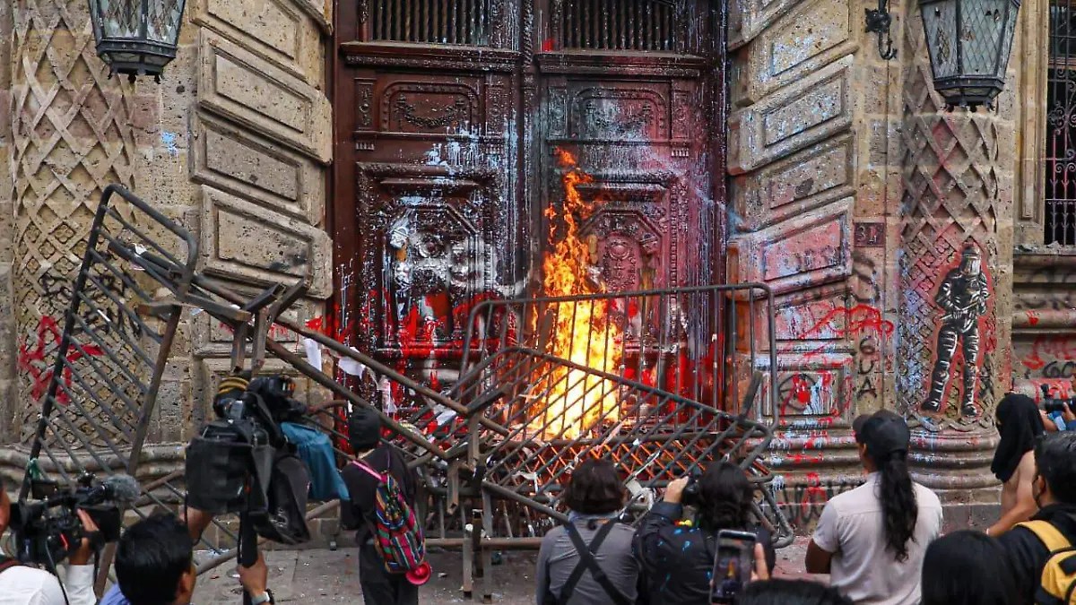 Palacio de Gobierno en Jalisco amanece con olor a quemado, tras más de 12 horas de disturbios (nota de Elizabeth Ibal en OEM-Informex)