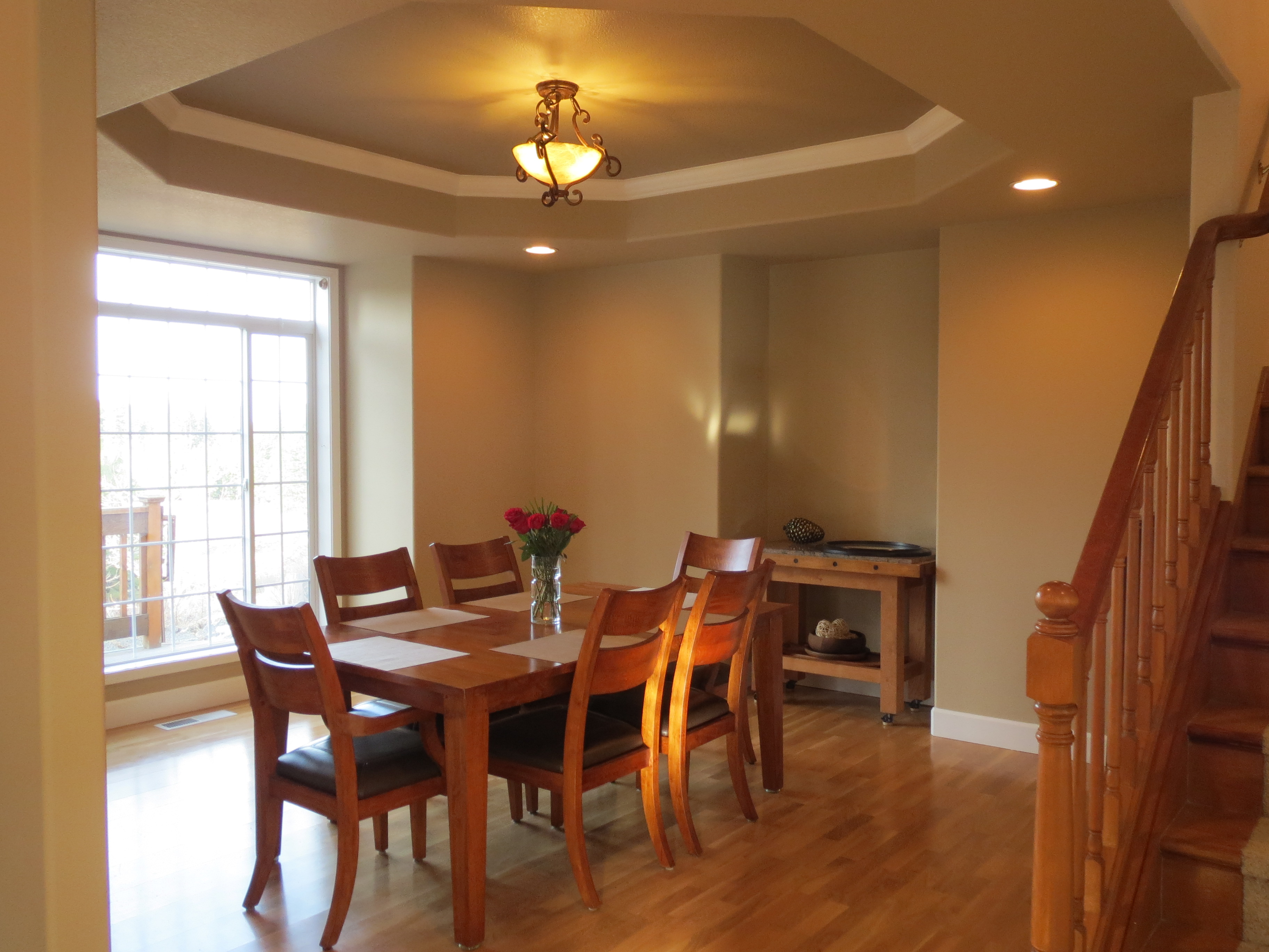 Dining room with tray ceiling