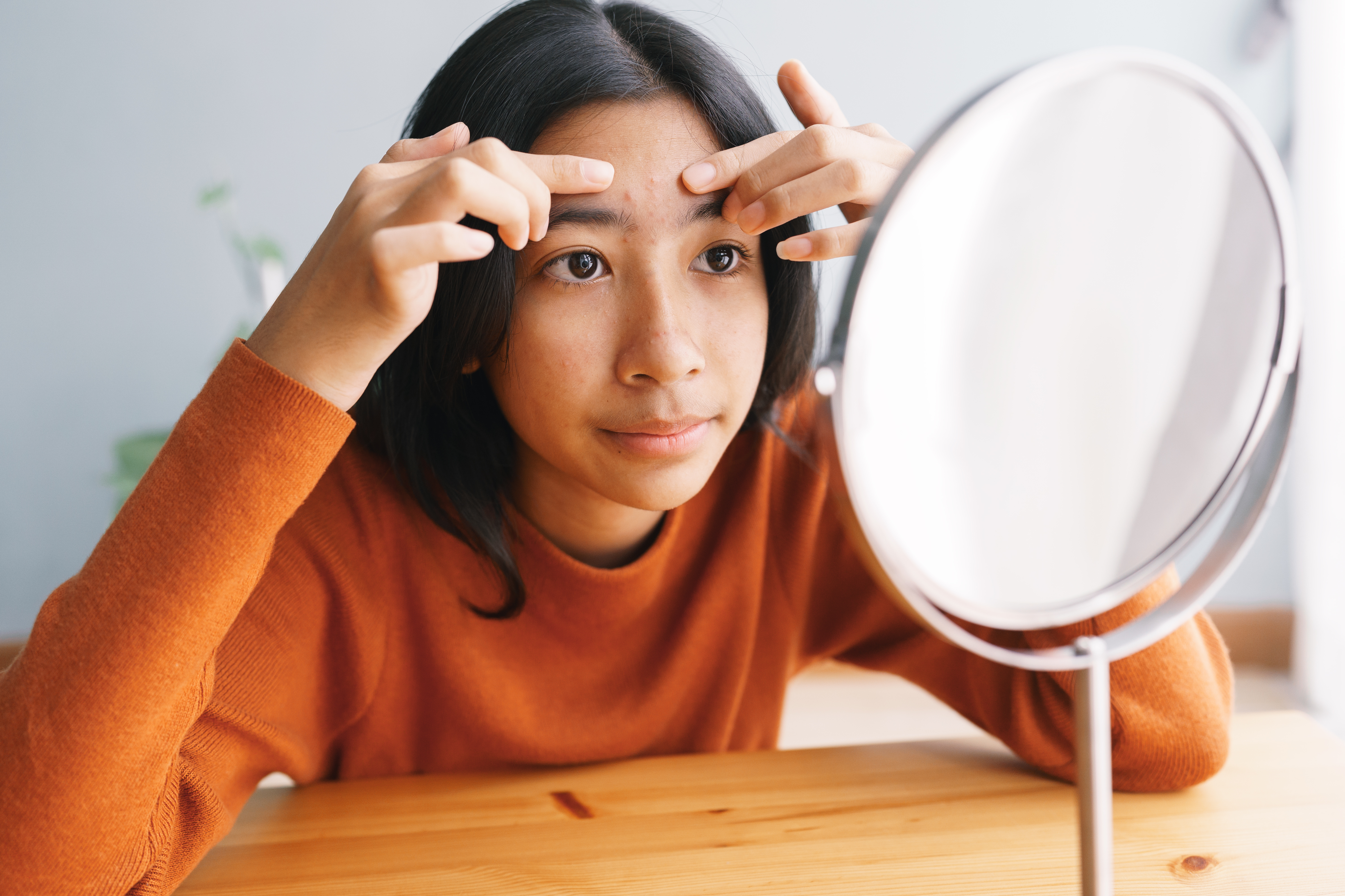 Alternatieve titels opties voor de tienerhuidverzorgingspost: 1. **"Groeien, niet gloeien: Waarom de tienerhuid tijd nodig heeft, geen routine van 10 stappen"** — leunt op de wetenschappelijke haak "groeien en harden", pakkend contrast 2. **"De 10-stappenroutine voor tieners: Waarom de jonge huid moet 'groeien en harden'"** — jouw origineel, helder en trefwoordgericht 3. **"Waarom de huid van je tiener (nog) geen huidverzorgingsroutine nodig heeft"** — directere formulering voor zoekintentie van ouders, past bij zoekopdrachten in de stijl van "is huidverzorging slecht voor preteens" Mijn sturing: behoud je origineel als de **H1** (het is beschrijvend, past bij de zoekintentie, en "groeien en harden" is een onderscheidende genoeg frase om gedenkwaardig/citeerbaar te zijn), maar gebruik een strakkere **SEO-titel** voor de metatag — die ik al had opgesteld als *"Huidverzorging voor tieners: Waarom de jonge huid tijd nodig heeft | Junita"* in het HEADER-bestand. Wil je dat ik de H1 in plaats daarvan omruil voor optie 1 of 3, of het laat zoals het is?
