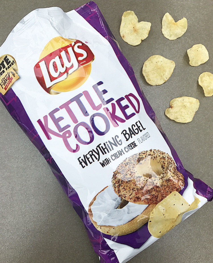 REVIEW Lay's Kettle Cooked Everything Bagel with Cream Cheese Junk