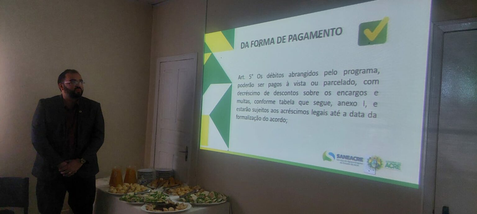 Thiago Maia, chefe da Divisão Jurídica do Saneacre, em apresentação do formato proposto para a atualização do programa aos conselheiros da Ageac. Foto: cedida.