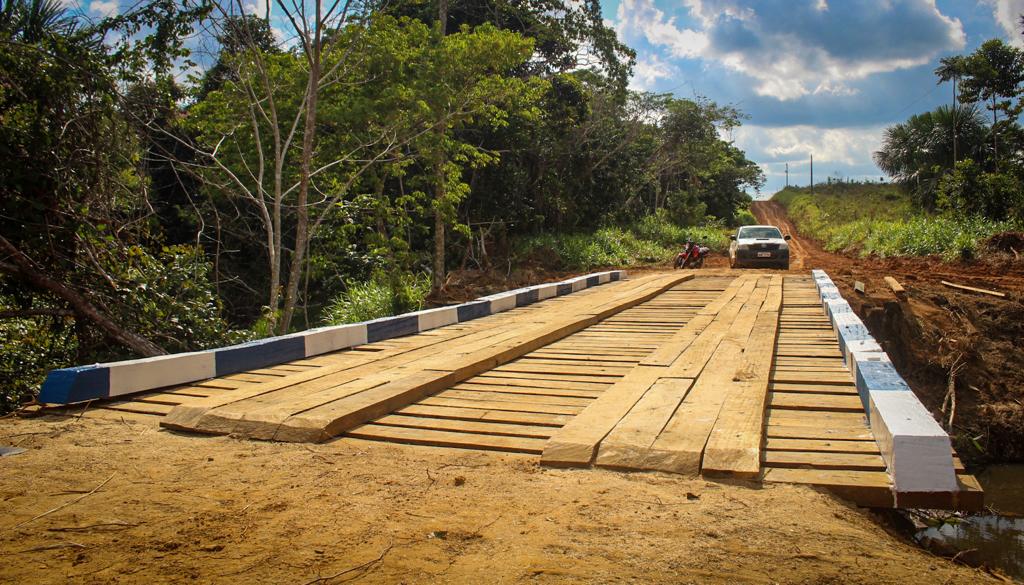 Deracre e comunidade trabalharam na construção da nova ponte. Foto: Beatriz Santos/Deracre