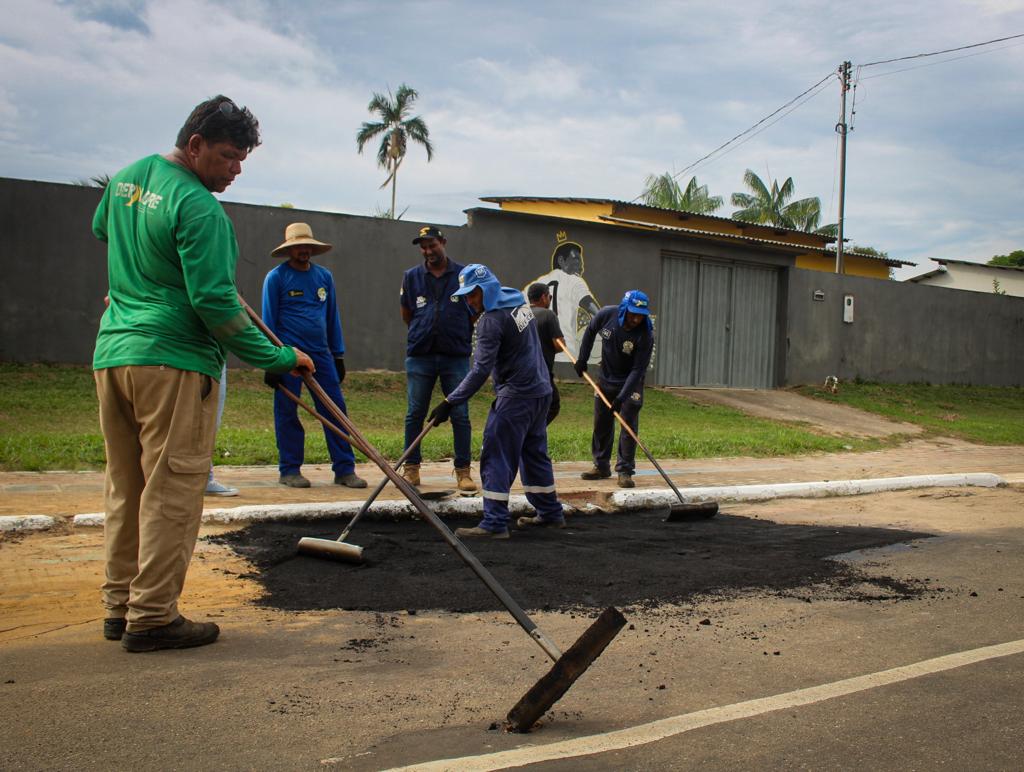 Trabalhadores seguem com serviços na AC-407. Foto: Beatriz Santos/Deracre