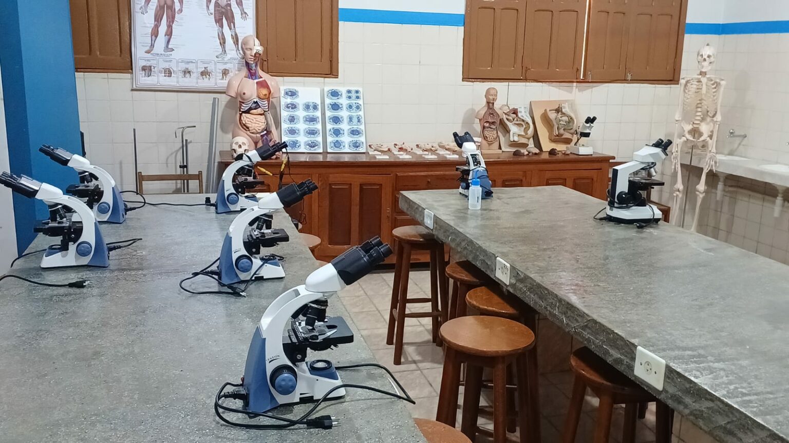 Todos os kits contam com material de apoio e softwares de simulação de experimentos para aulas em ambiente virtual. Foto: Onofre Brito/Secom