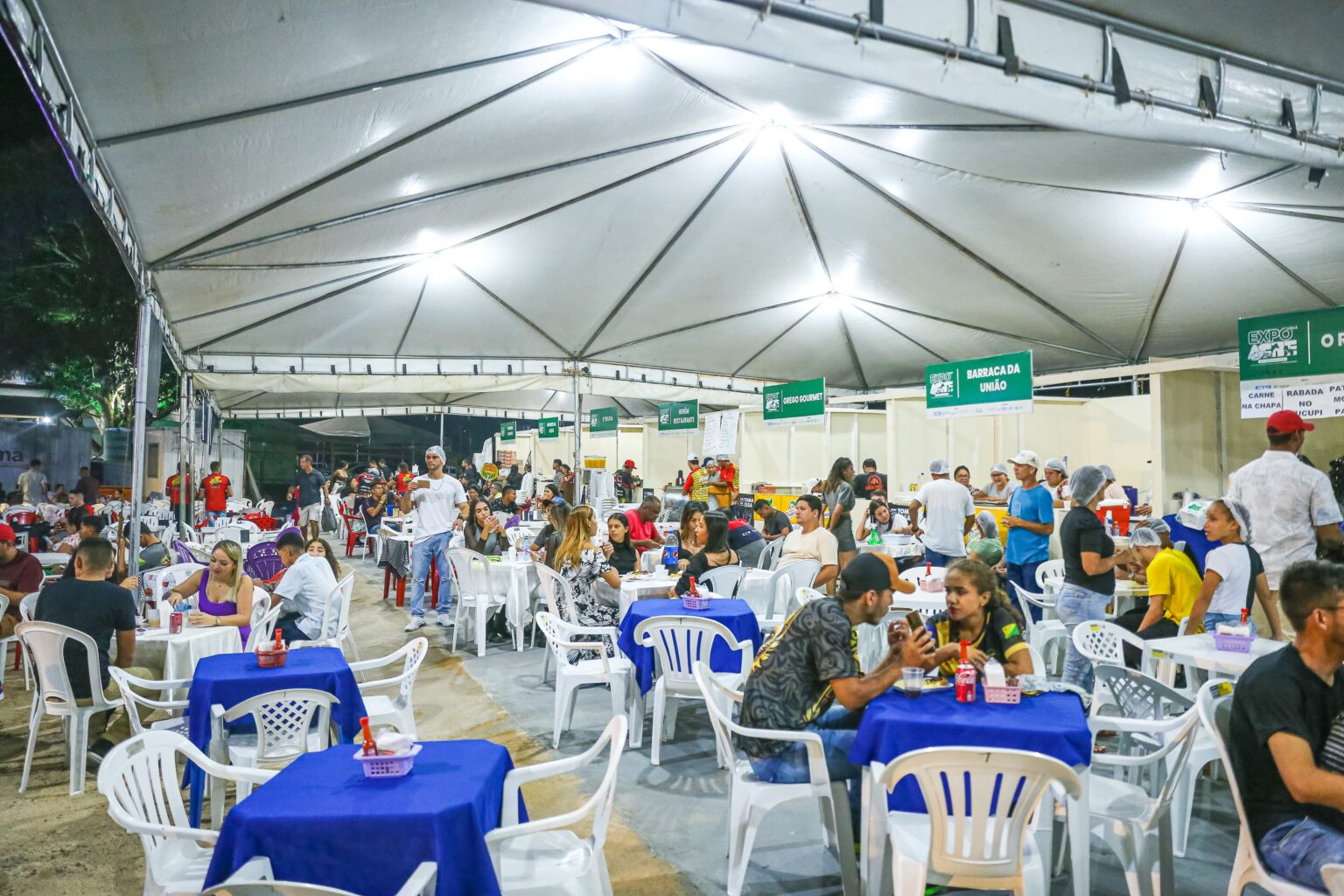 População tem diversas opções na praça de alimentação. Foto: Marcos Santos/Secom