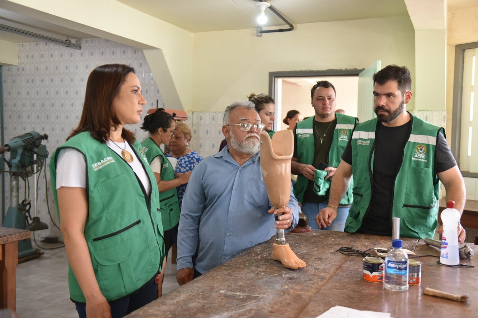 Entrega dos insumos marca não apenas uma conquista pessoal para pacientes como o senhor Cornélio, mas também um avanço significativo no sistema de saúde da região. Foto: Júnior Aguiar/Sesacre