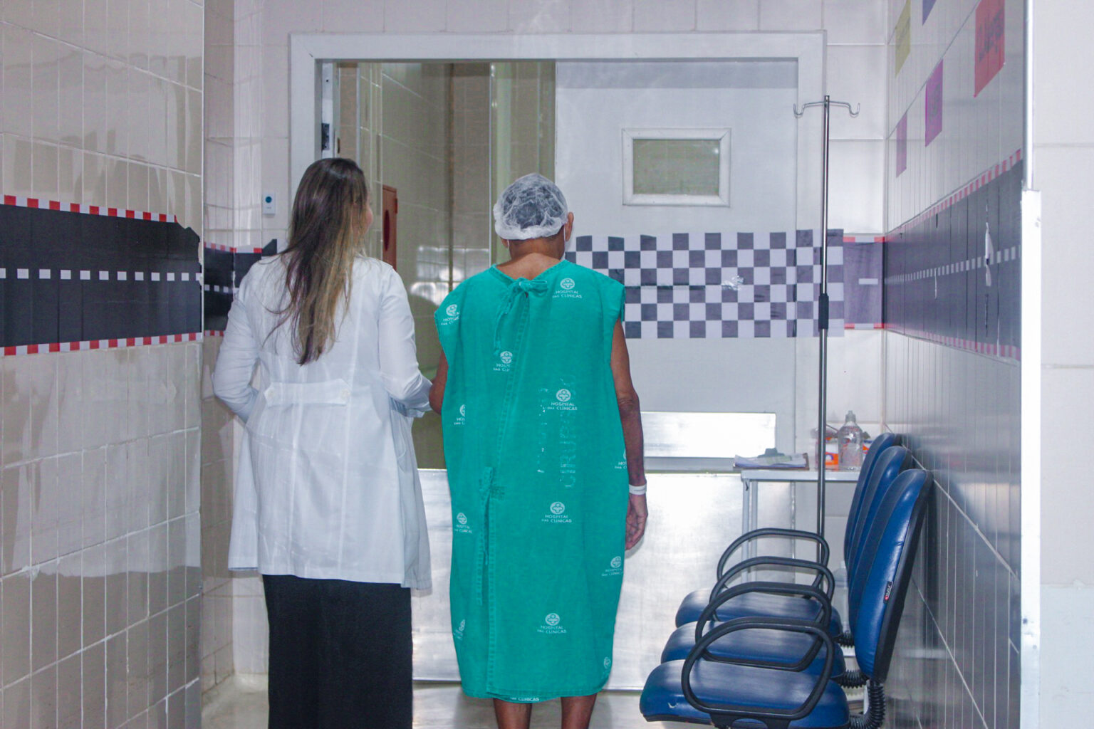 Paciente indo para o centro cirúrgico para realizar o procedimento de transplante de córnea. Foto: Gleison Luz