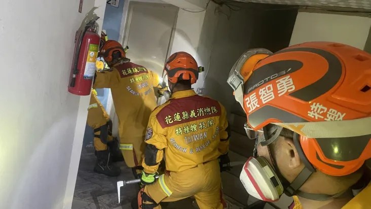 Bombeiros fazem buscas dentro de um prédio após a ilha de Taiwan ser atingida pelo terremoto mais forte em 25 anos. Crédito: Hualien County Fire Department/Anadolu via Getty Images